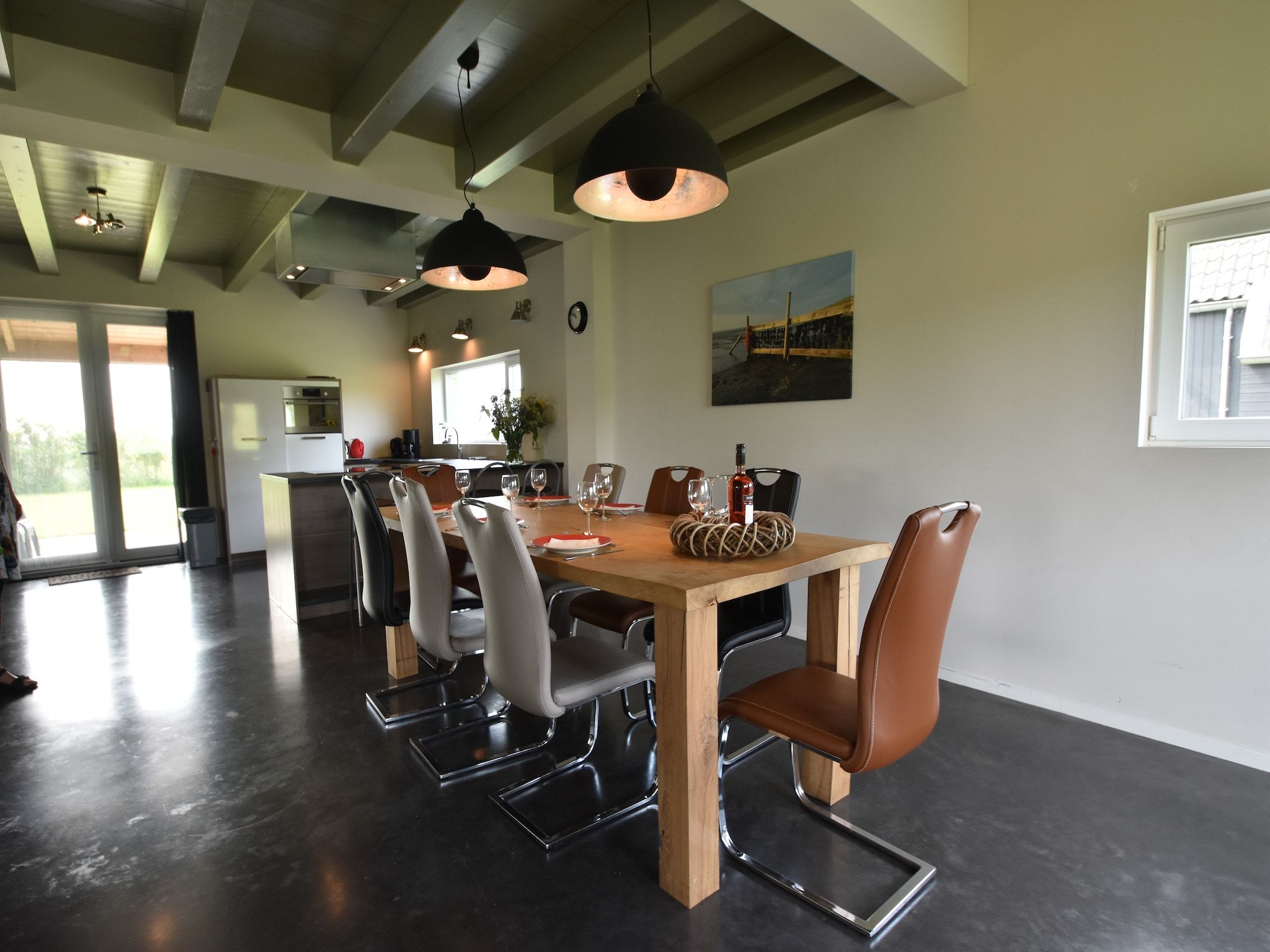 De eetkamer van Zeedijk III in Tzummarum