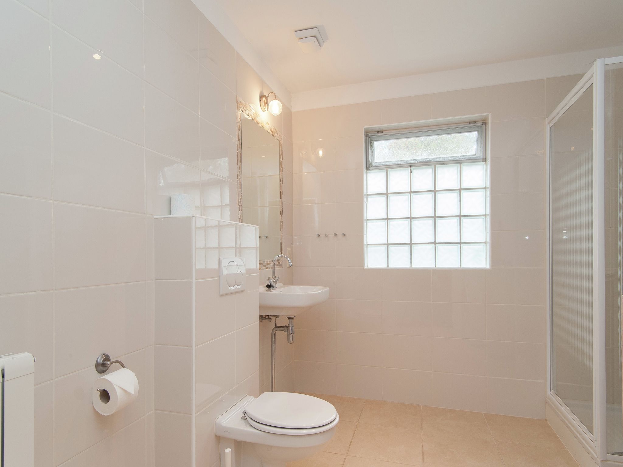 De badkamer van Huize Glory Amethist aan Zee in Bergen aan zee