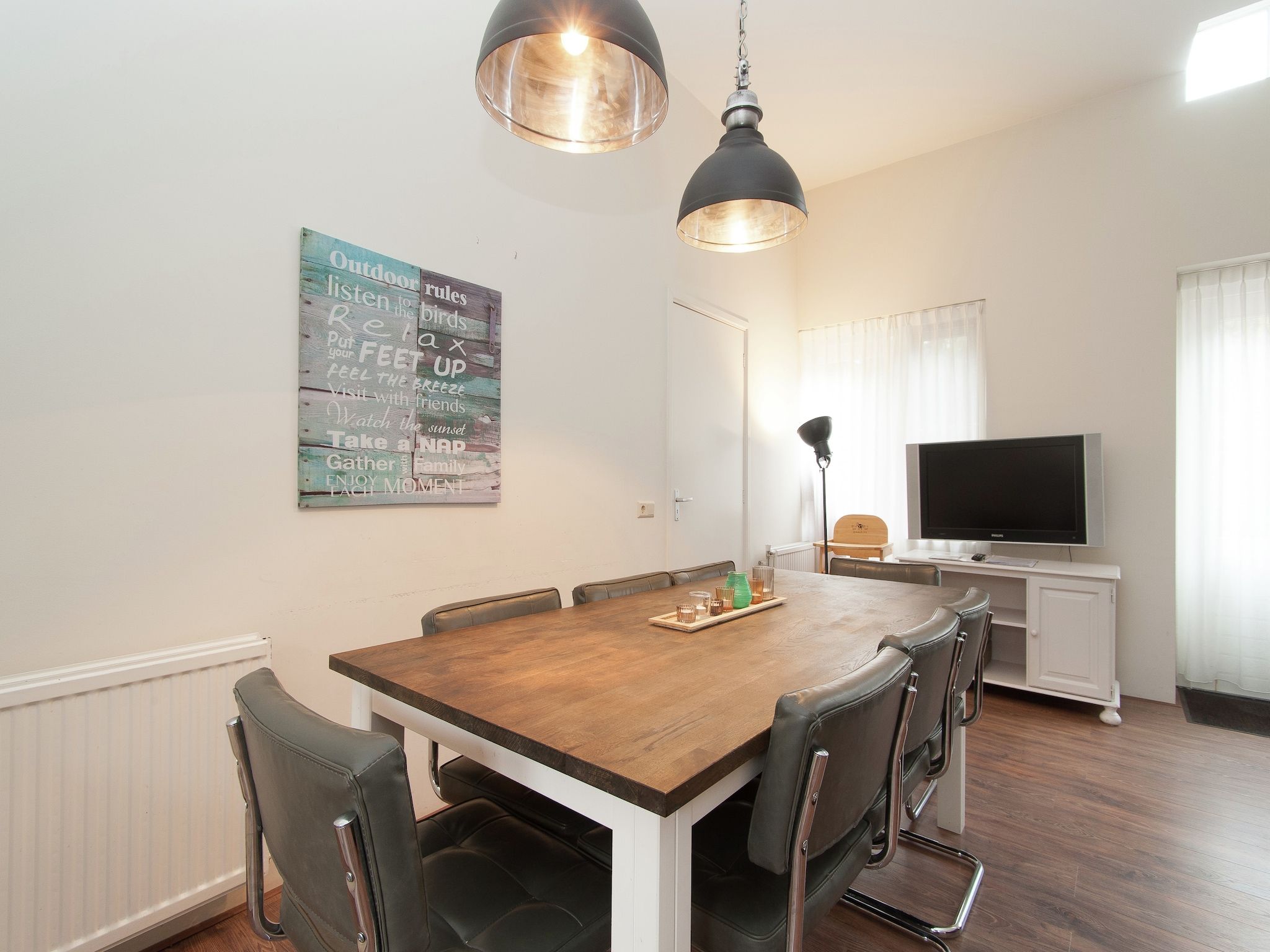 De eetkamer van Huize Glory Amethist aan Zee in Bergen aan zee