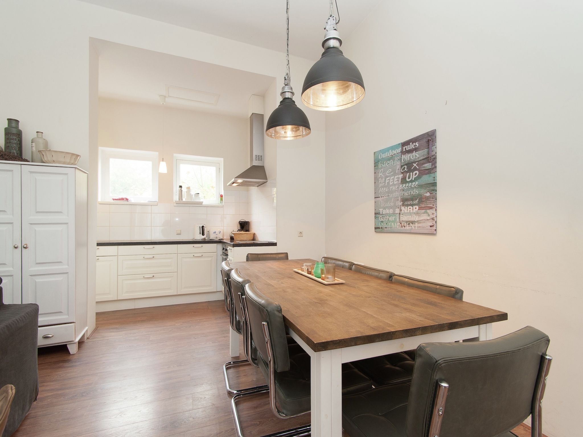 De eetkamer van Huize Glory Amethist aan Zee in Bergen aan zee