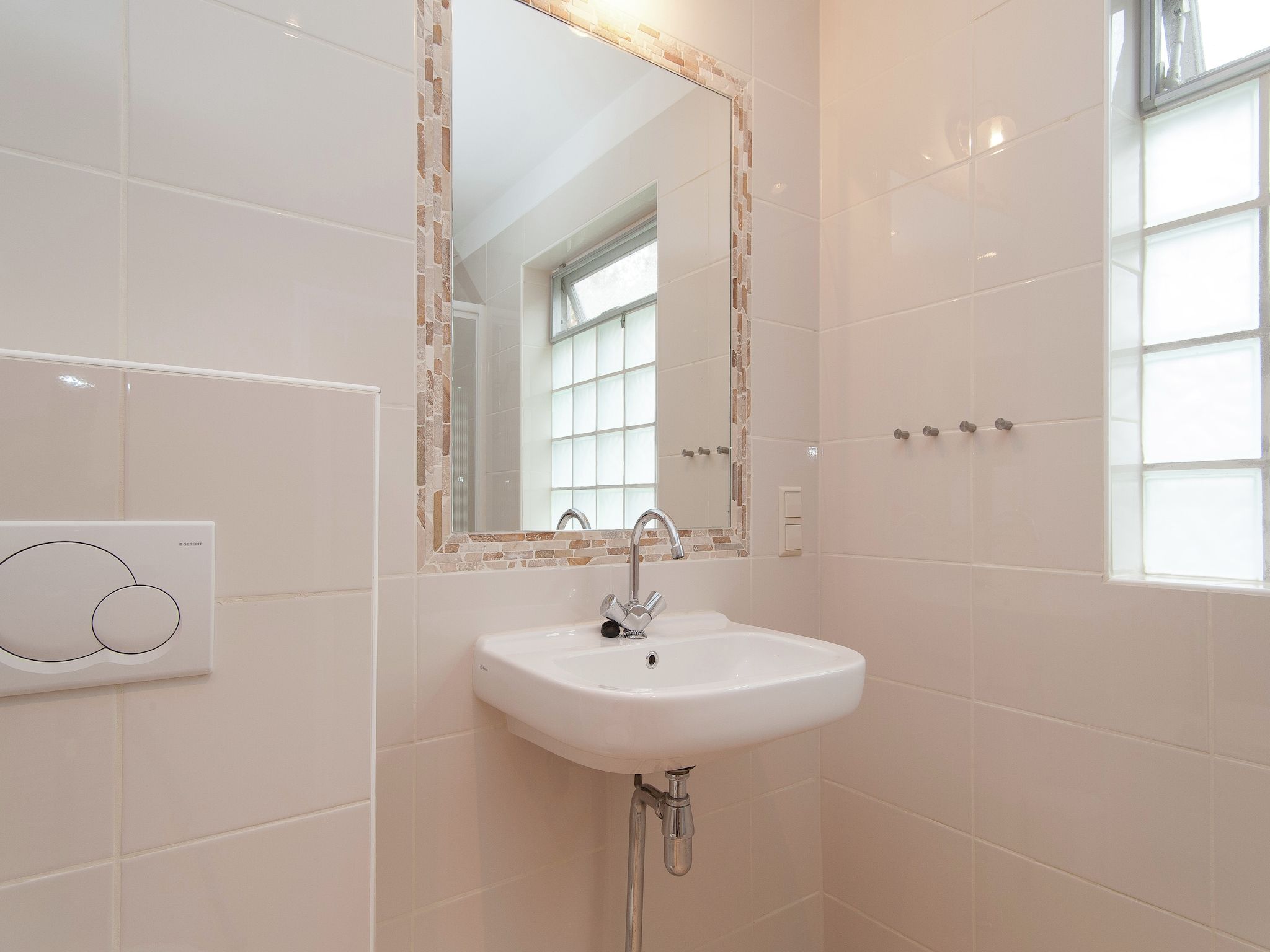 De badkamer van Huize Glory Amethist aan Zee in Bergen aan zee