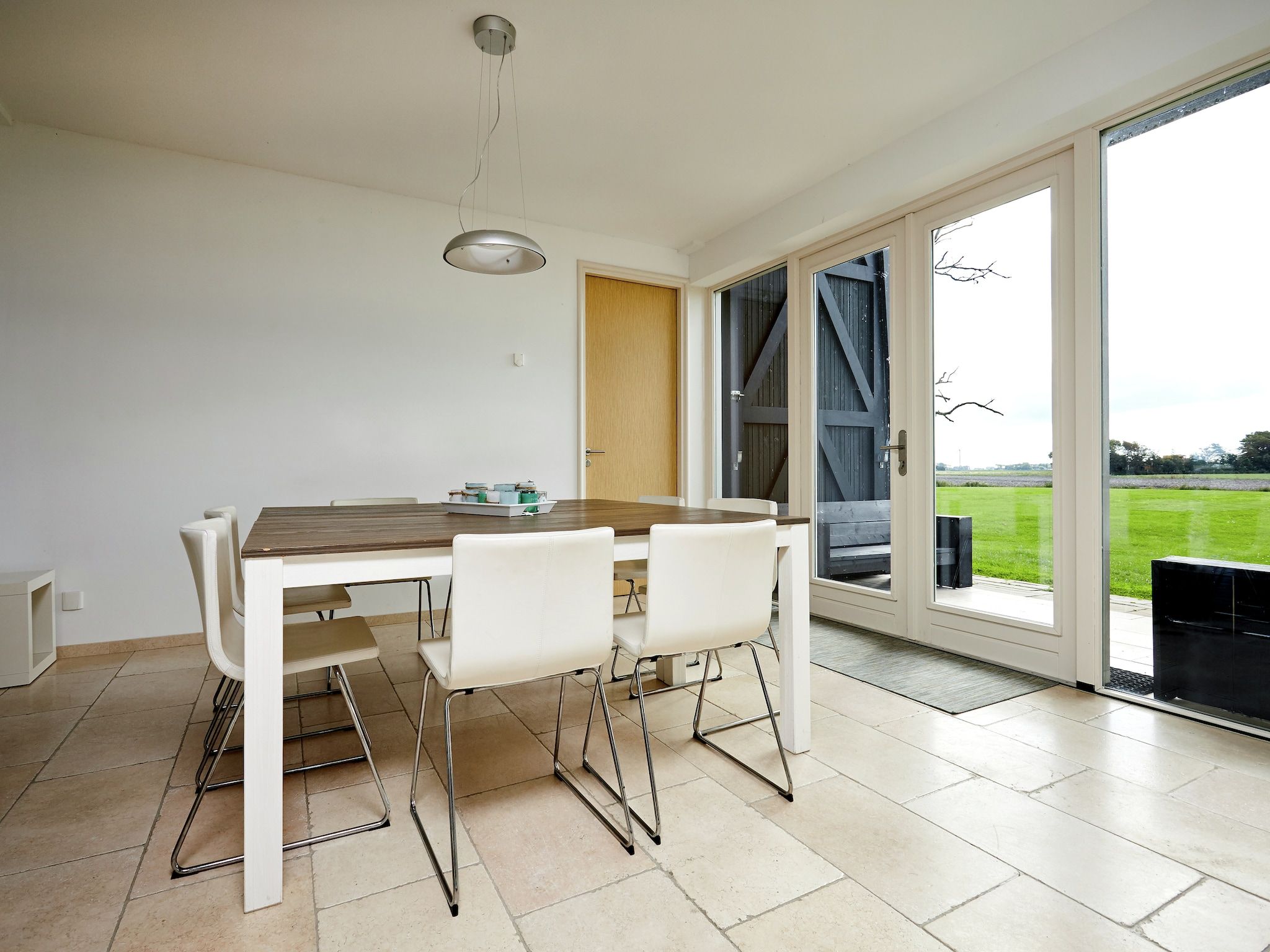 De eetkamer van Landhuis Wad Anders in Wierum