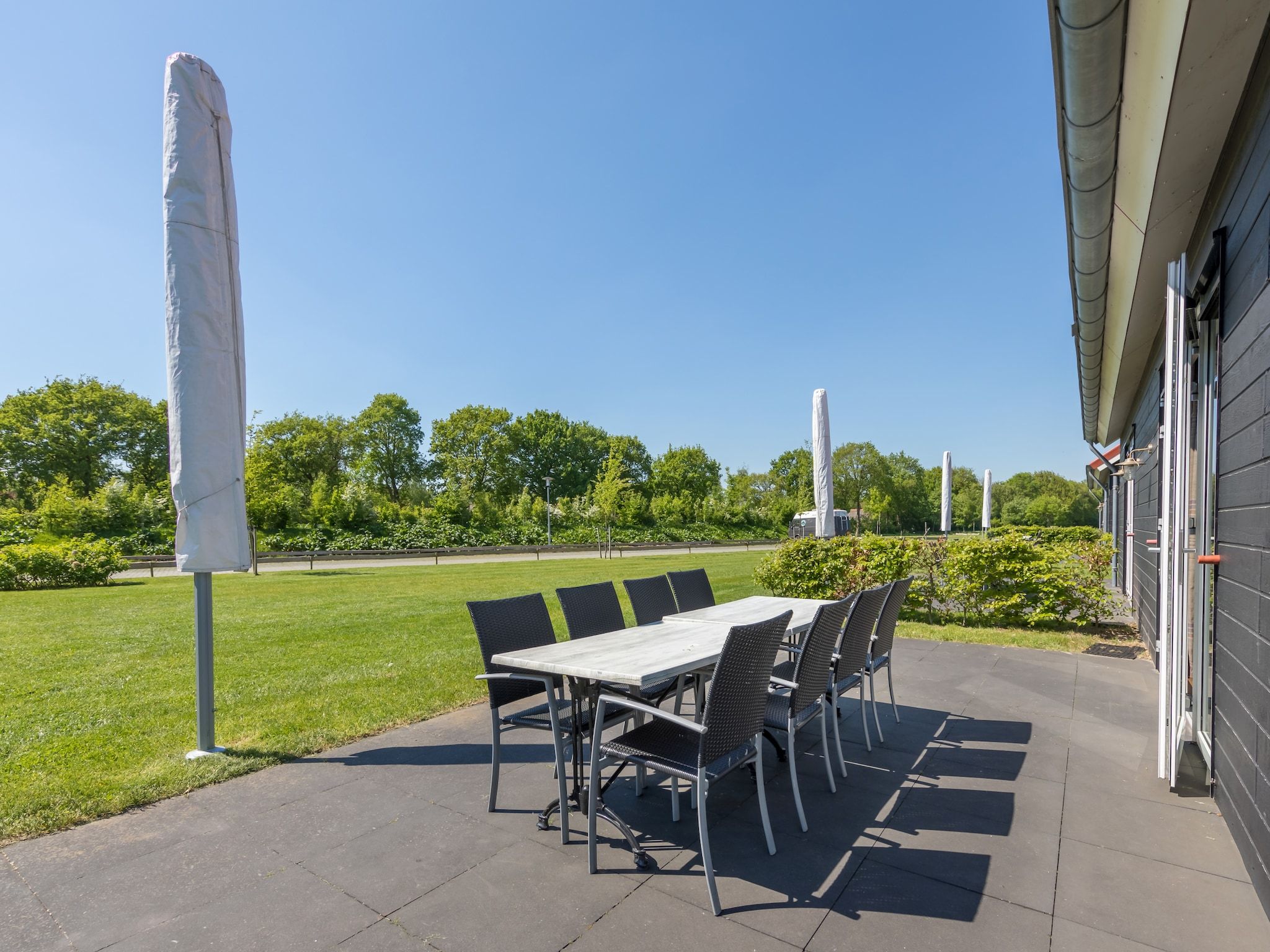 Het terras van Résidence de Weerribben 4 in Paasloo