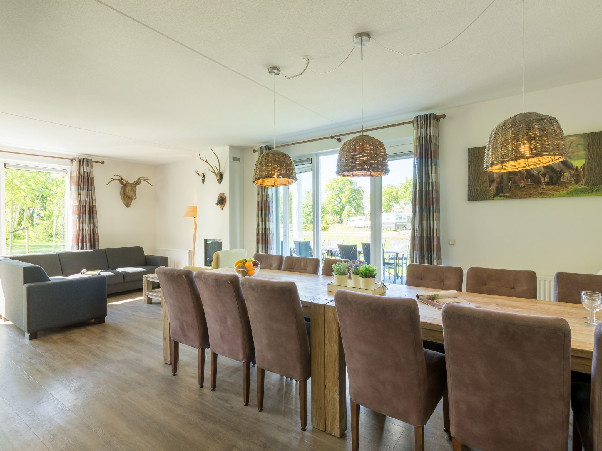 De eetkamer van Résidence de Weerribben 3 in Paasloo