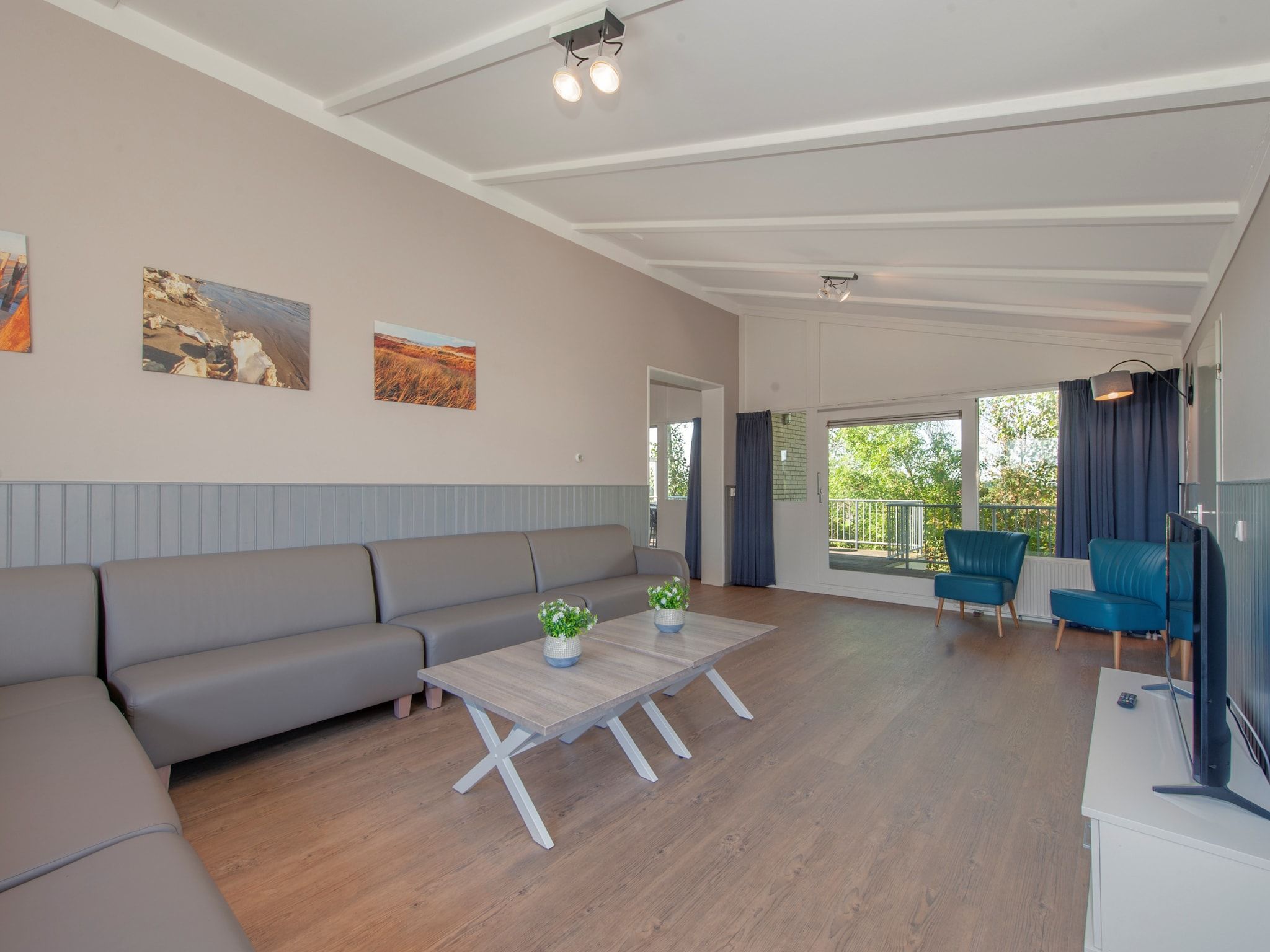 De woonkamer van Roompot Beach Resort 11 in Kamperland