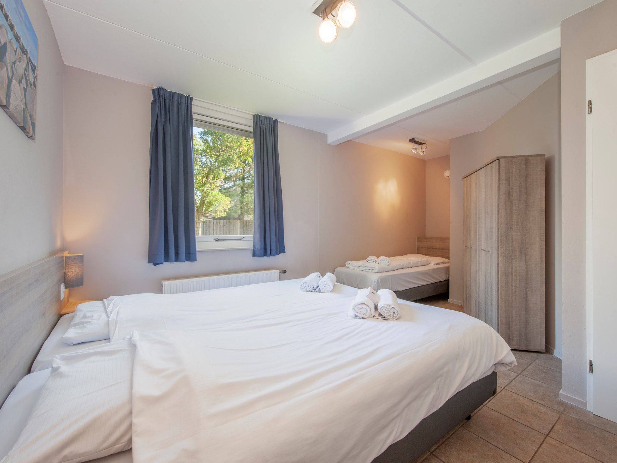 Een slaapkamer van Roompot Beach Resort 11 in Kamperland