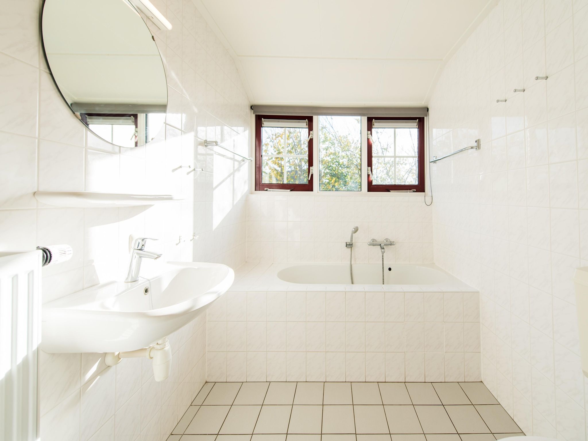 De badkamer van Vakantiepark Boomhiemke 8 in Hollum