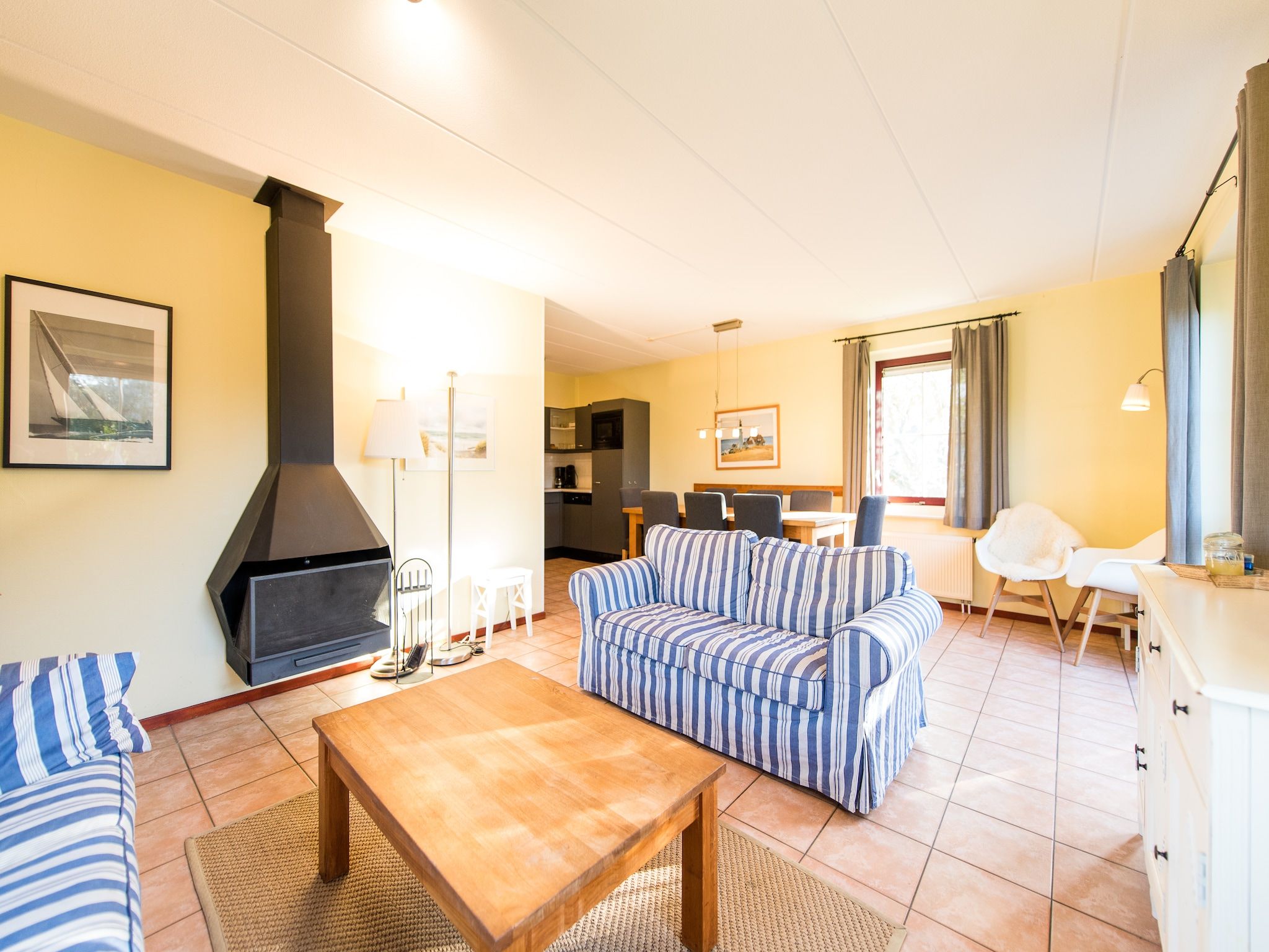 De woonkamer van Vakantiepark Boomhiemke 8 in Hollum