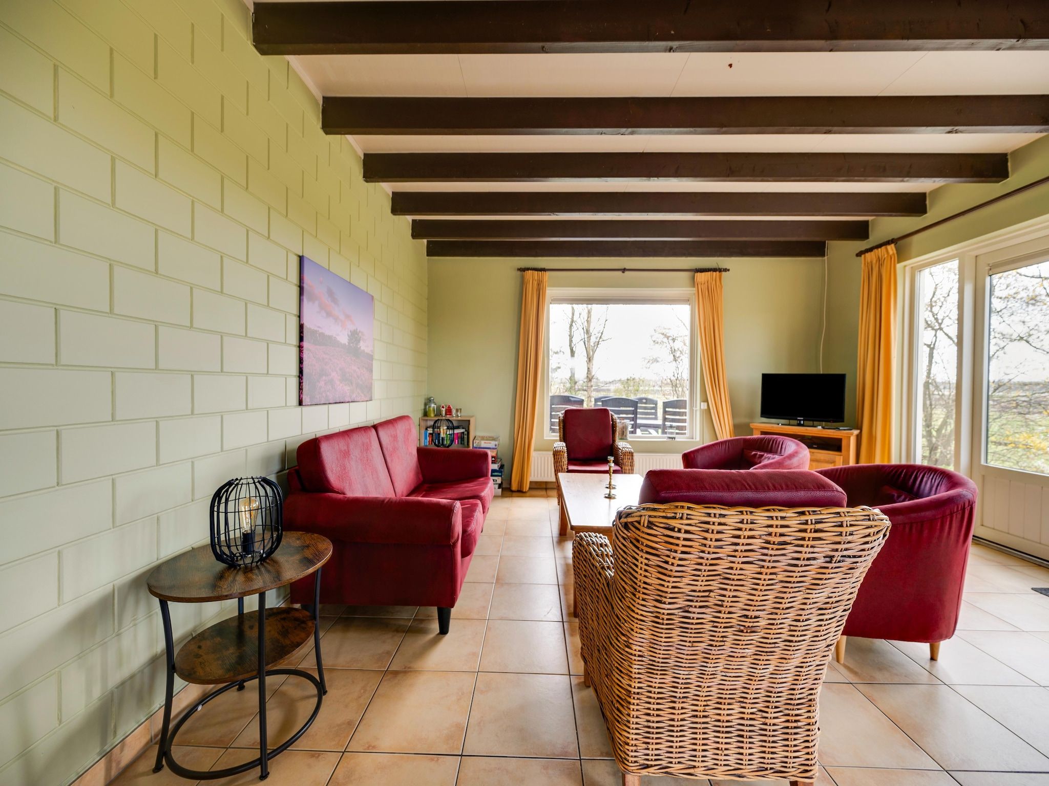 De woonkamer van De Kibbelhoeve in Kibbelveen