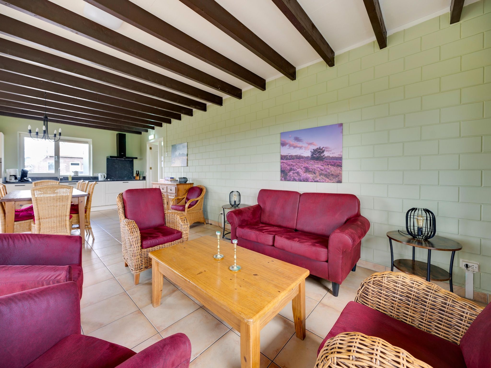 De woonkamer van De Kibbelhoeve in Kibbelveen