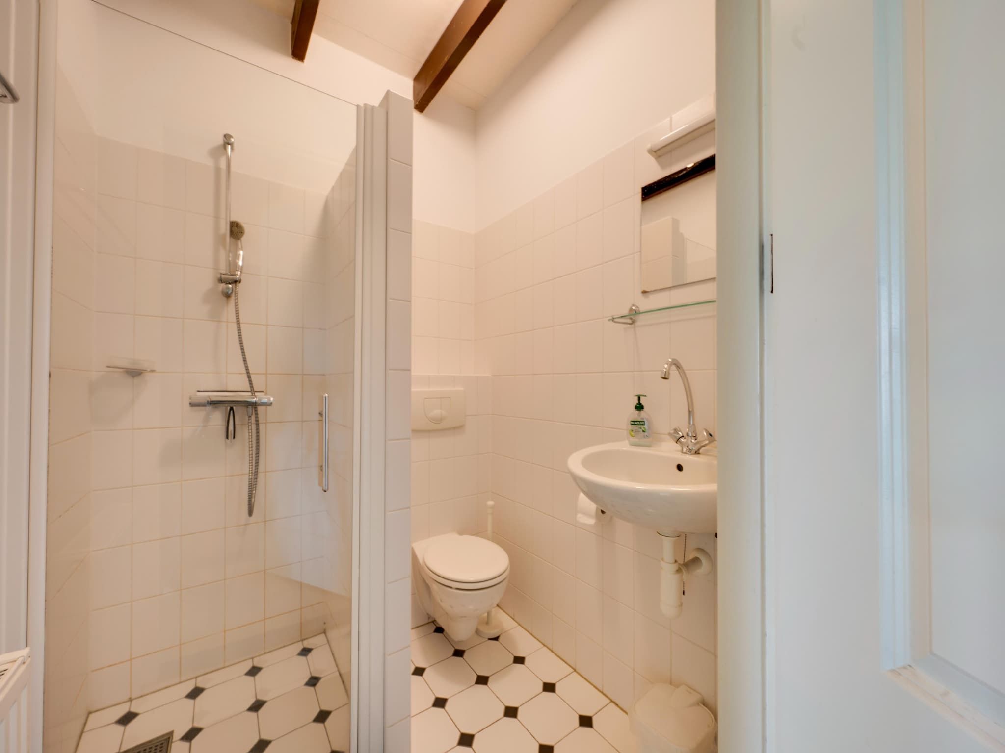 De badkamer van De Kibbelhoeve in Kibbelveen