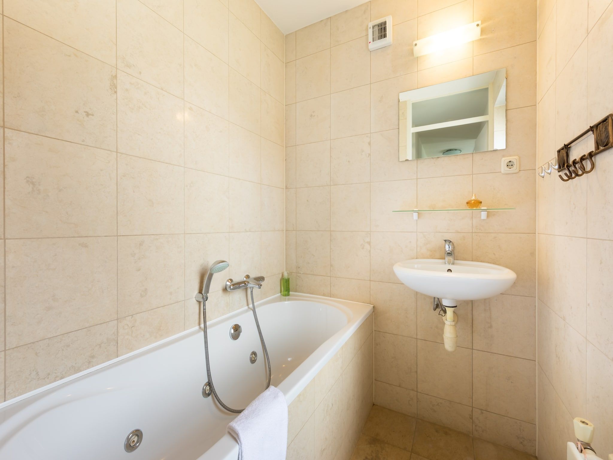 De badkamer van Noordzee Résidence De Banjaard 9 in Kamperland