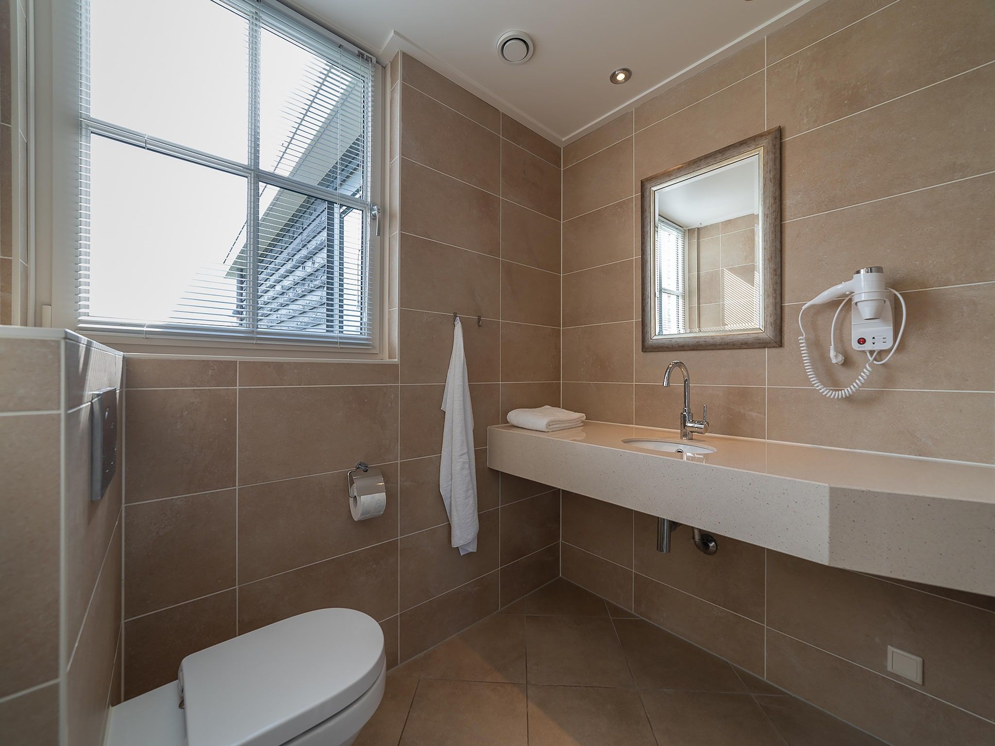 De badkamer van Luxe Beveland met Zwembad in Colijnsplaat