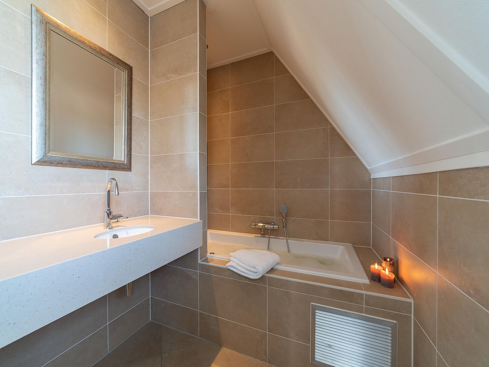 De badkamer van Luxe Beveland met Zwembad in Colijnsplaat