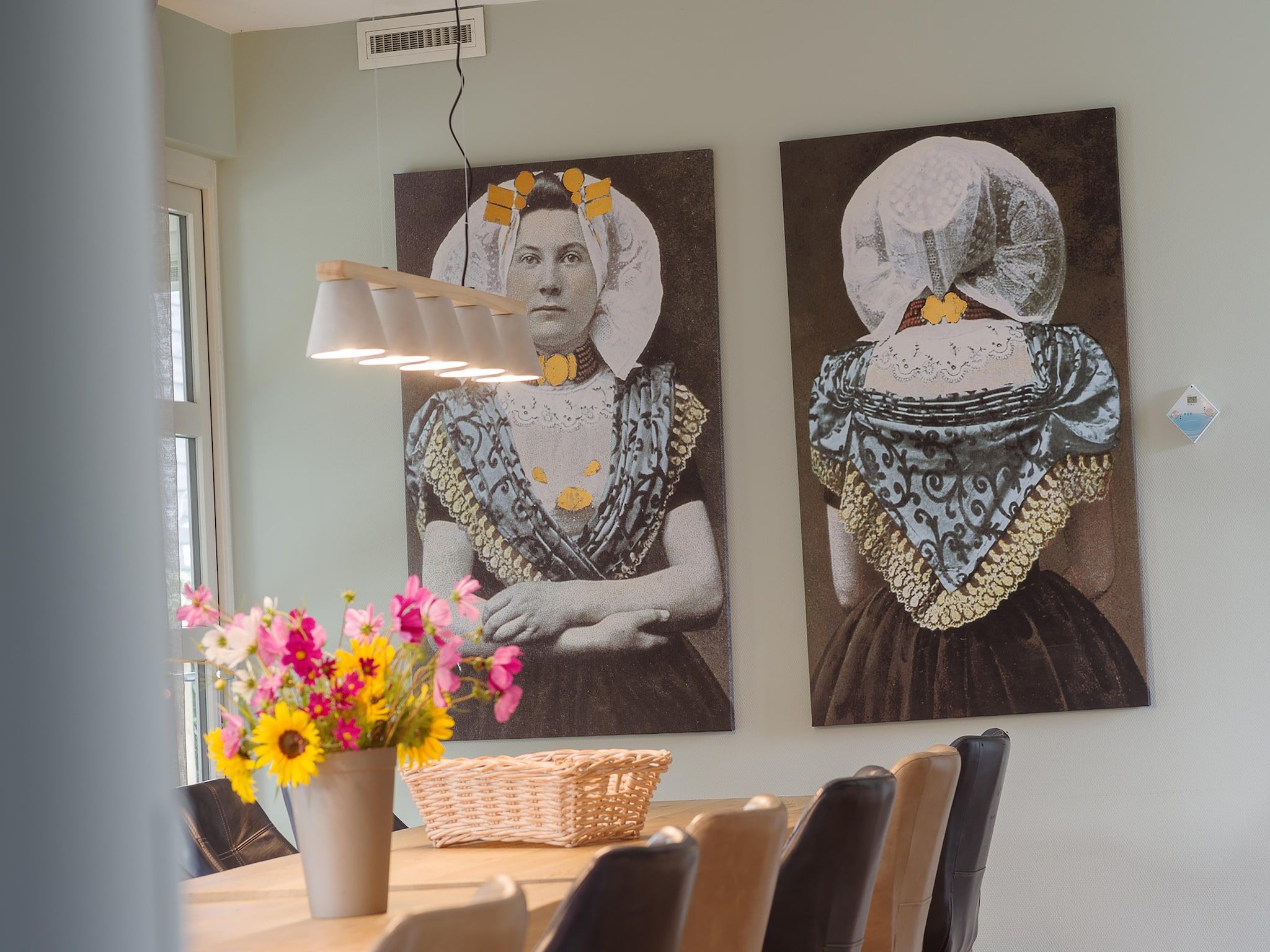 De eetkamer van Luxe Beveland met Zwembad in Colijnsplaat