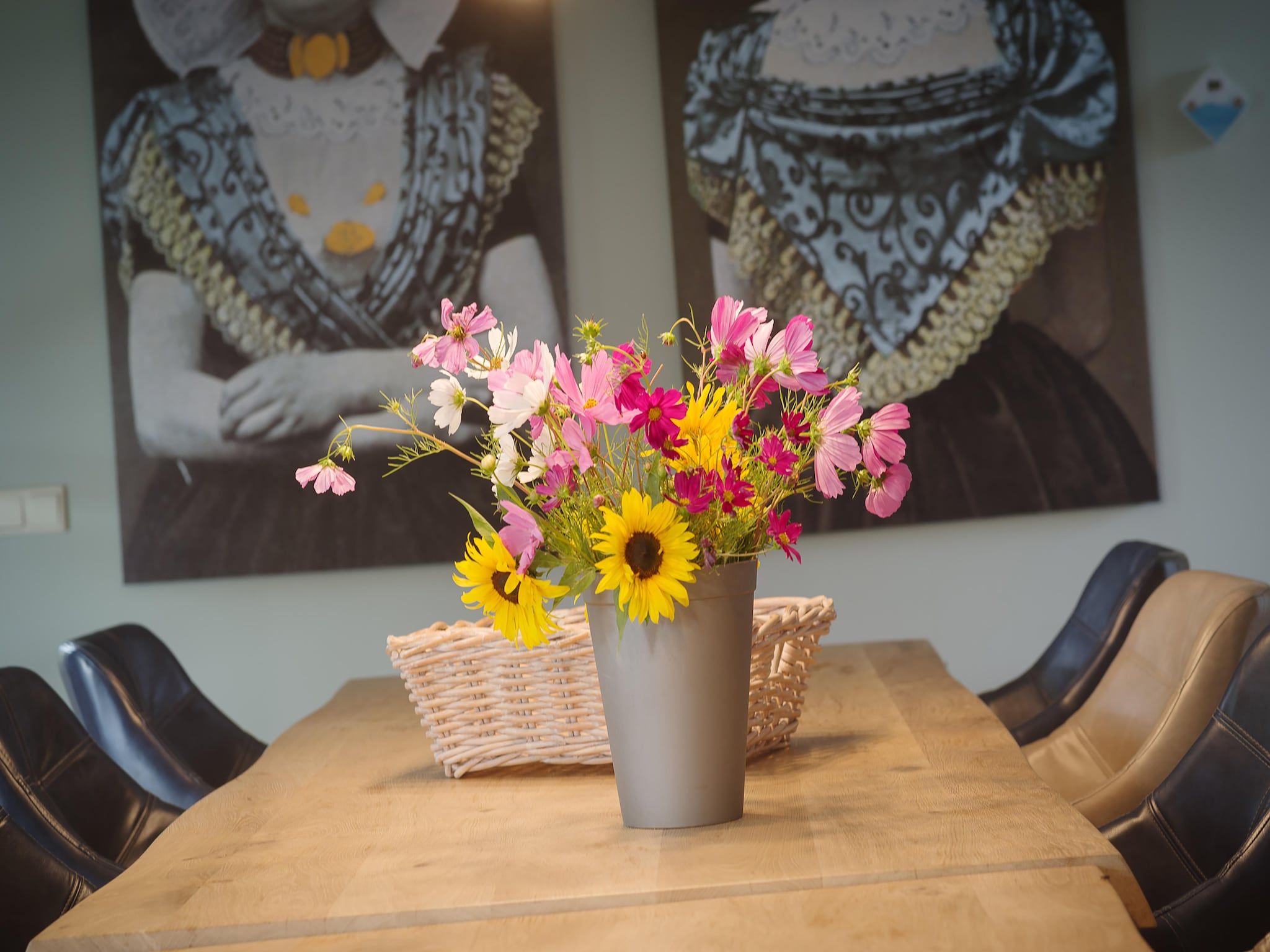 De eetkamer van Luxe Beveland met Zwembad in Colijnsplaat