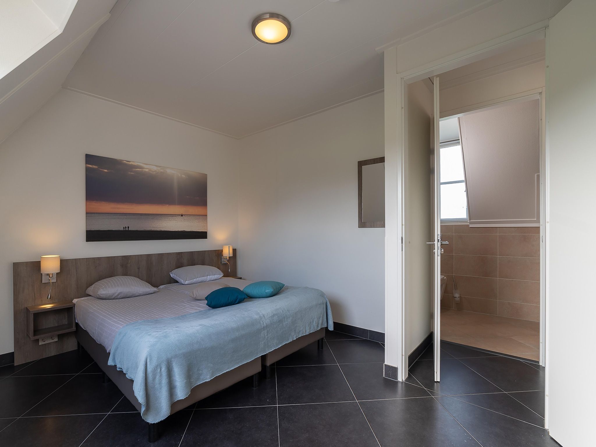 Een slaapkamer van Luxe Beveland met zwembad  sauna in Colijnsplaat