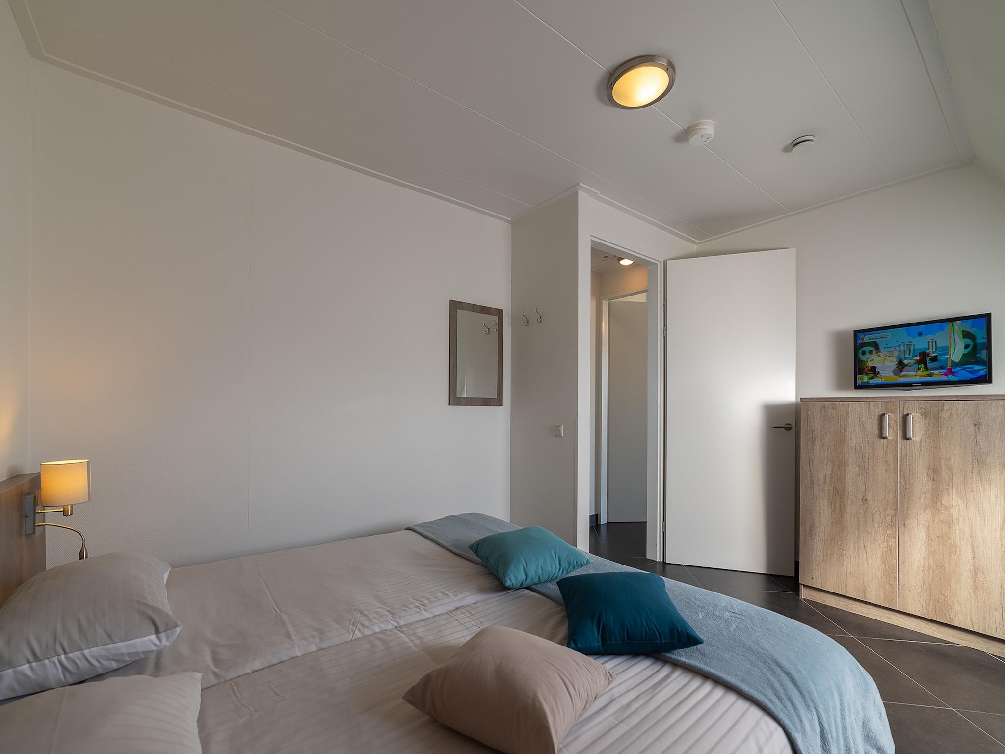 Een slaapkamer van Luxe Beveland met zwembad  sauna in Colijnsplaat