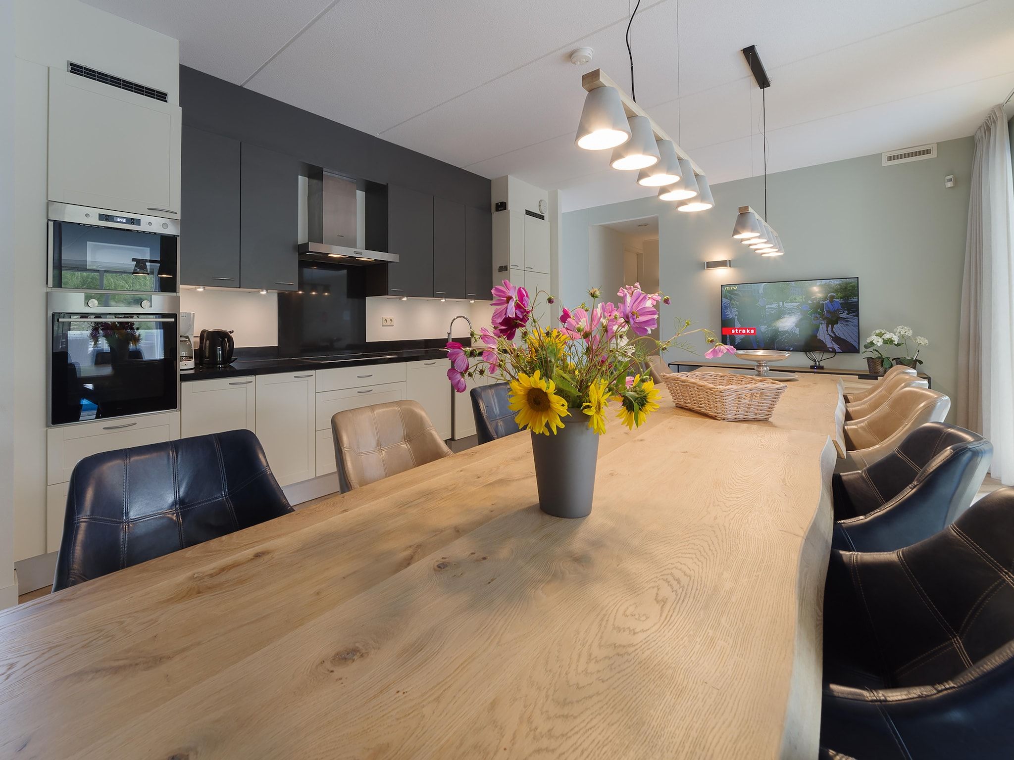 De eetkamer van Luxe Beveland met zwembad  sauna in Colijnsplaat