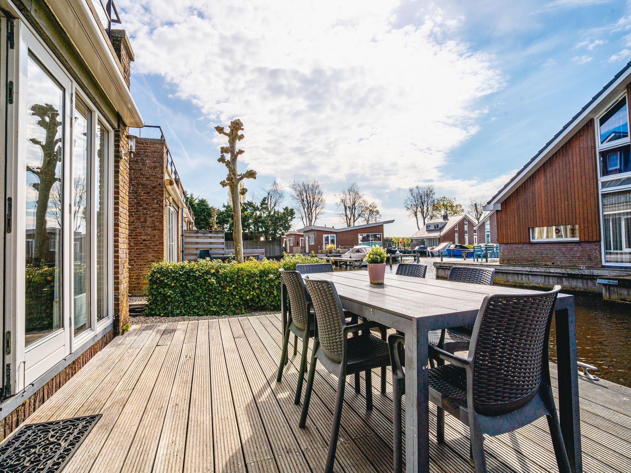 Het terras van Waterpark de Meerparel 8 in Uitgeest