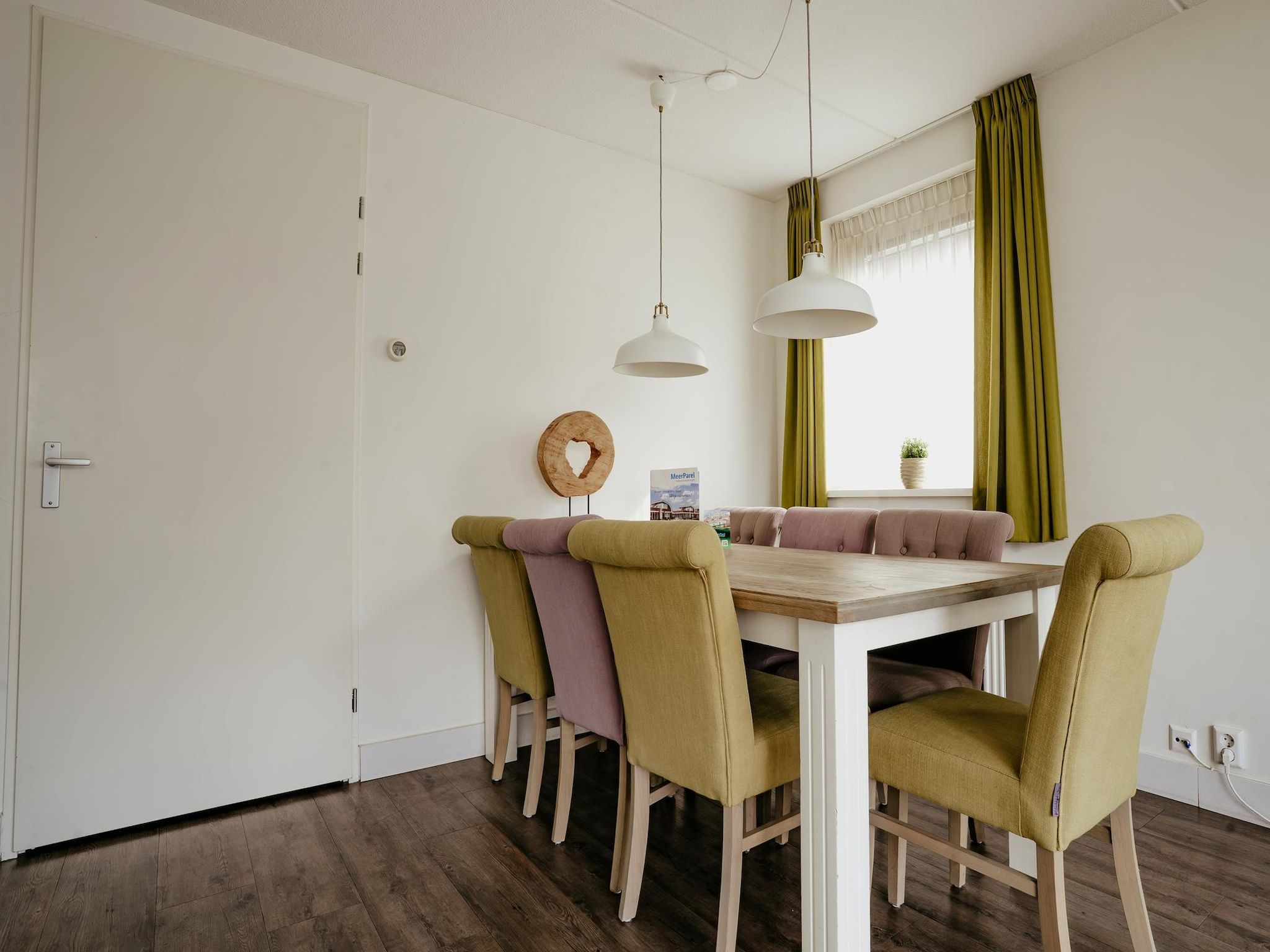 De eetkamer van Waterpark de Meerparel 8 in Uitgeest