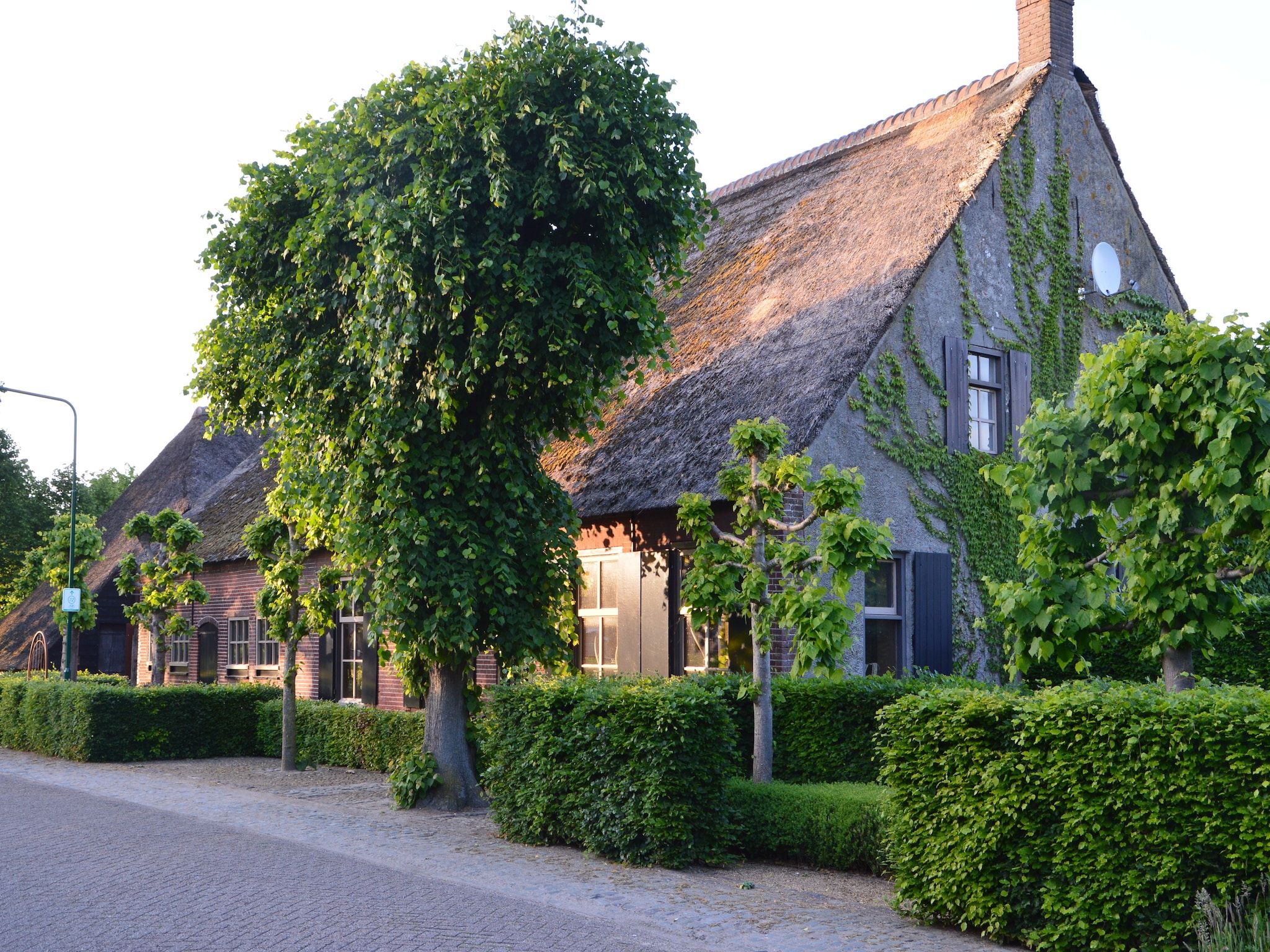 De buitenkant van La Grande Maison Douce in Alphen