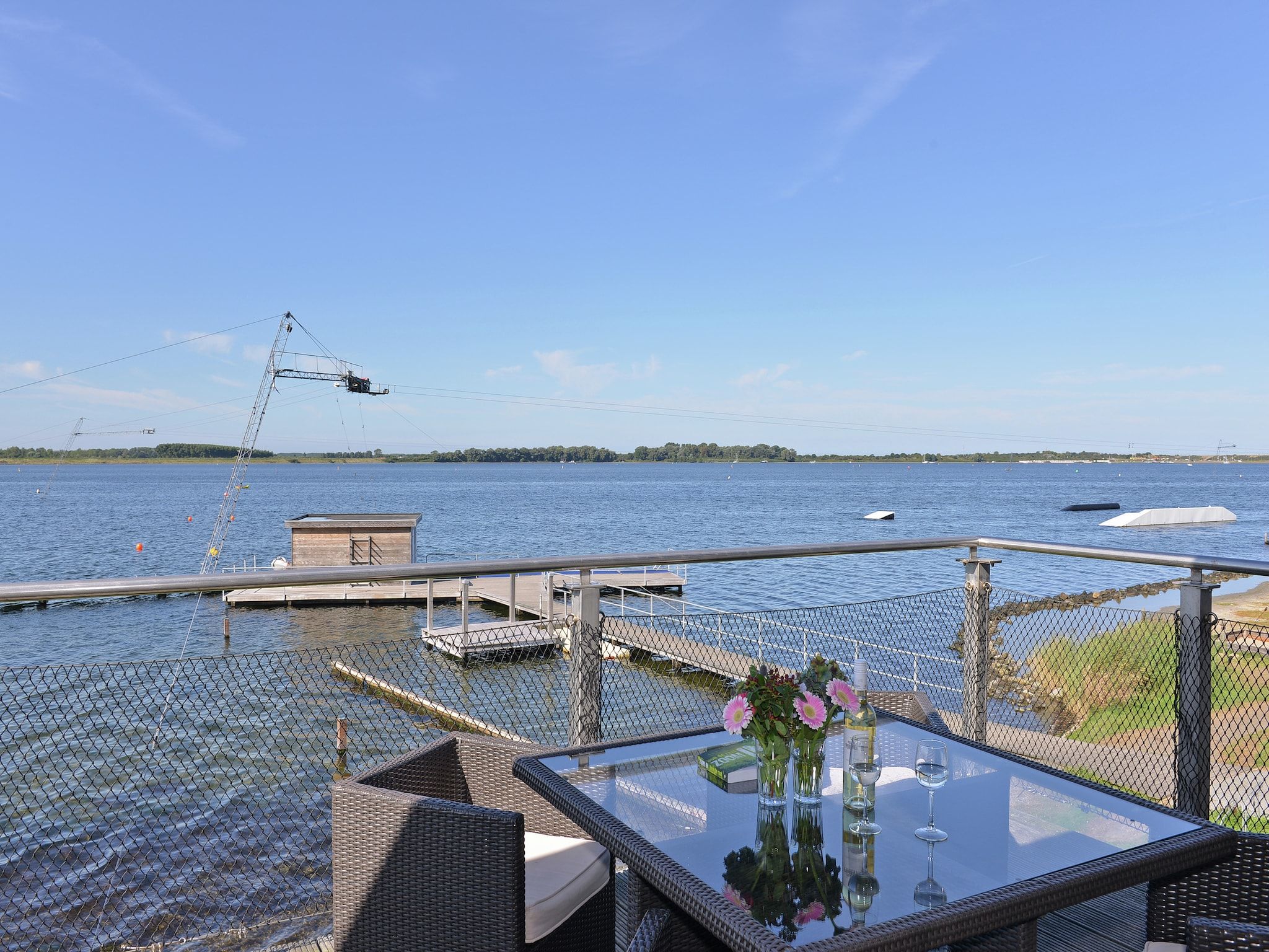 Het terras van Penthouse XXL 4ab in Kamperland