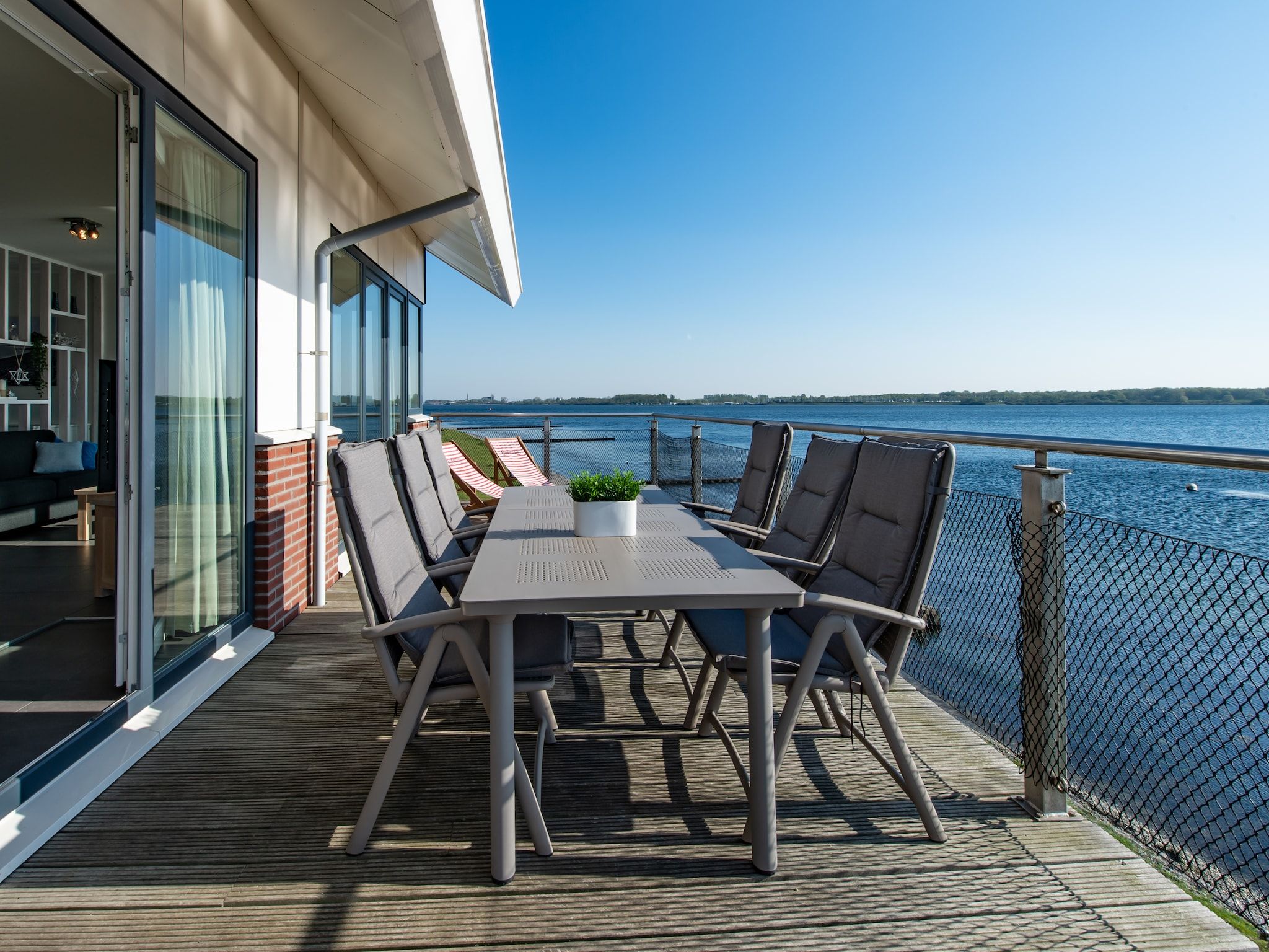 Het terras van Penthouse XXL 4ab in Kamperland