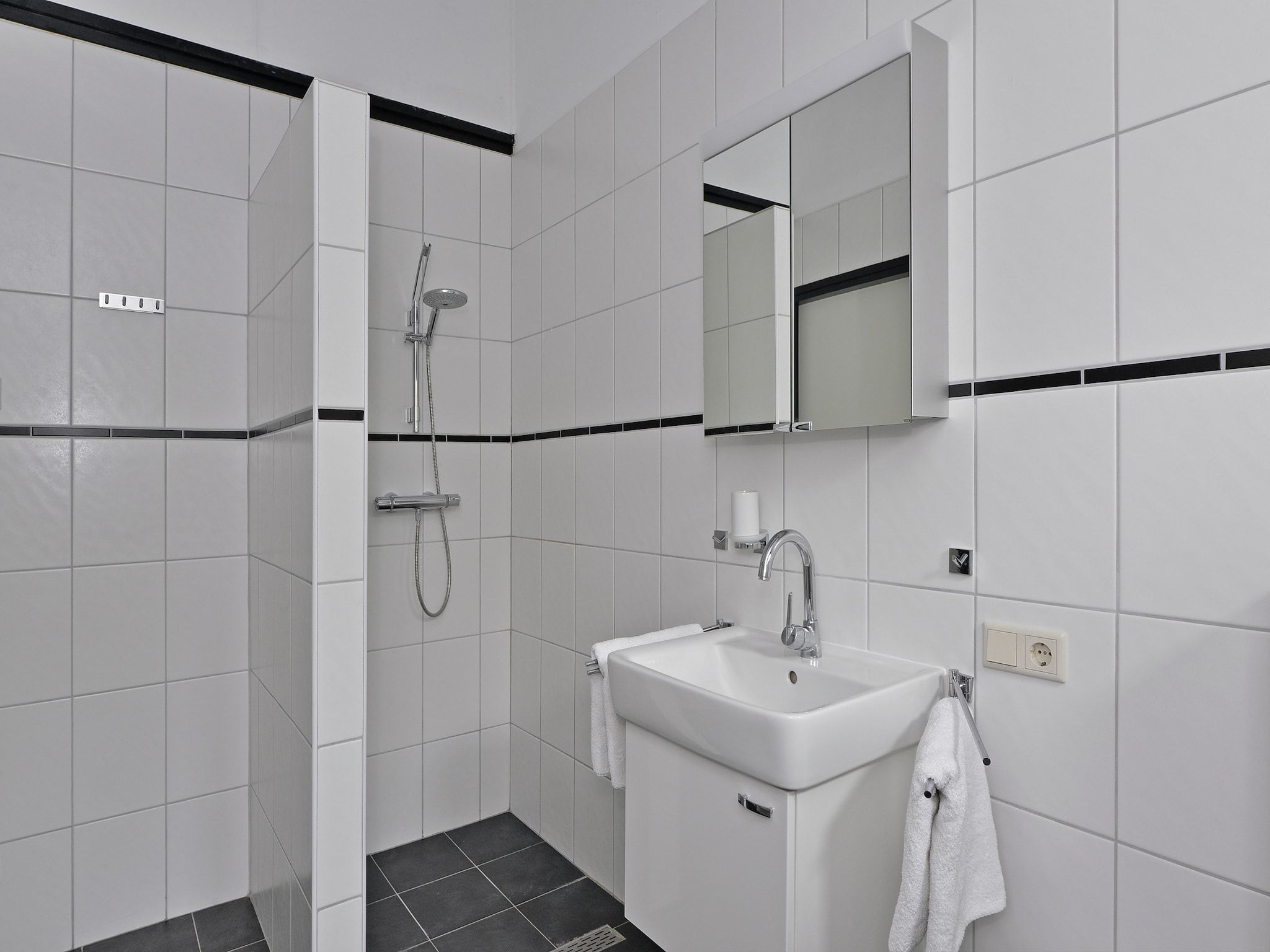 De badkamer van Cederlaan 8 in Kamperland