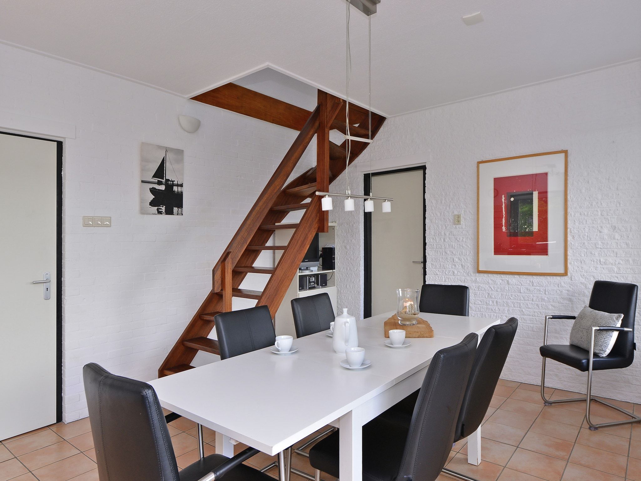 De eetkamer van Cederlaan 8 in Kamperland