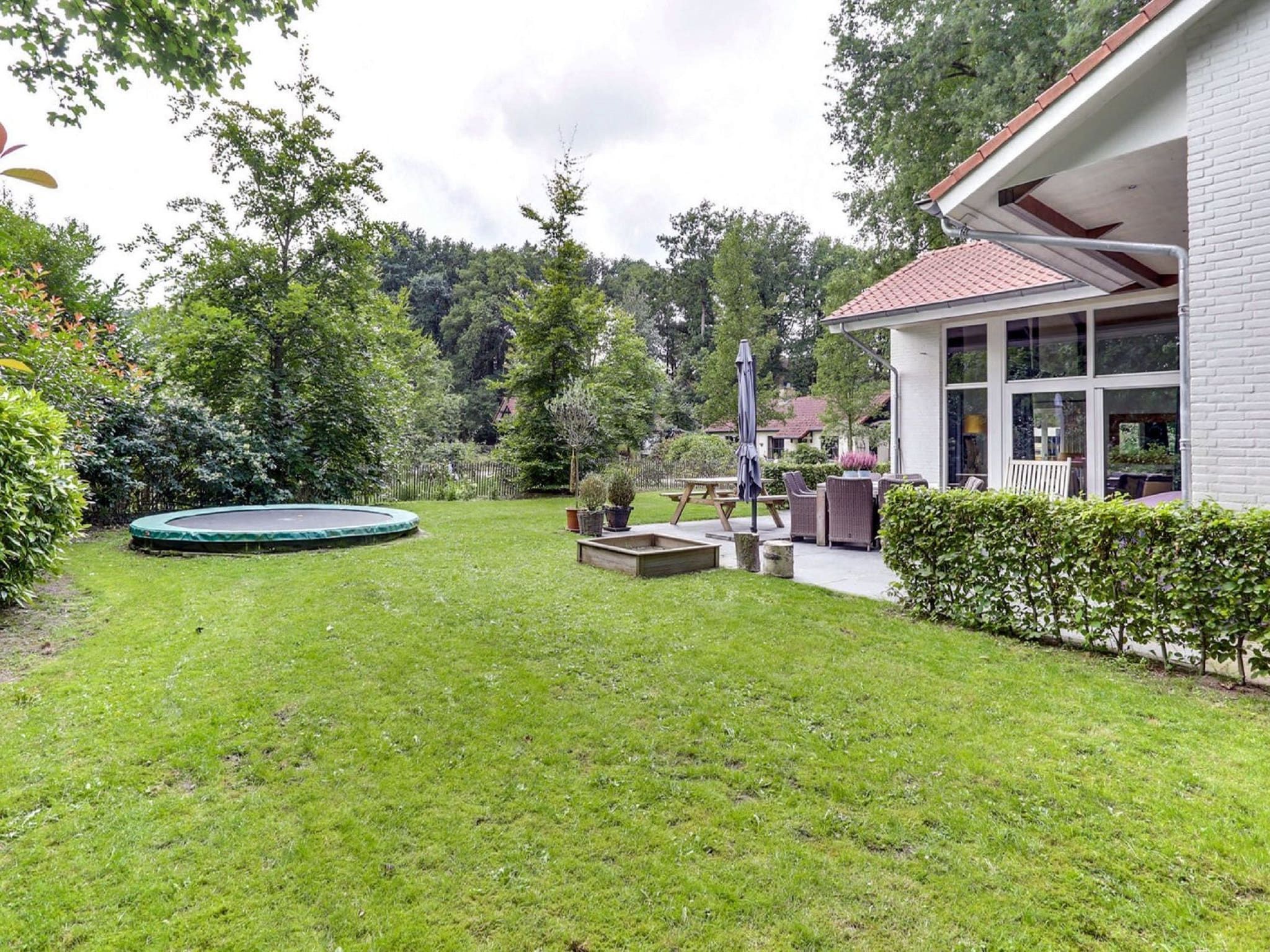 De tuin van Vakantiepark Sandberghe 7 in Uden