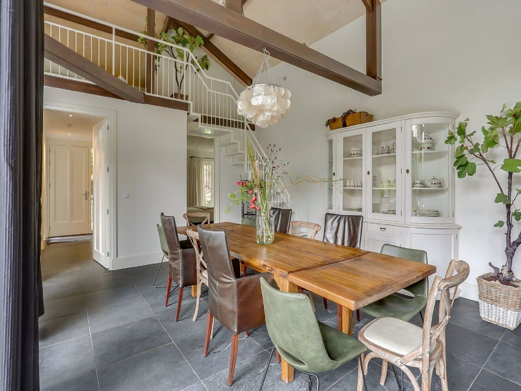 De eetkamer van Vakantiepark Sandberghe 7 in Uden