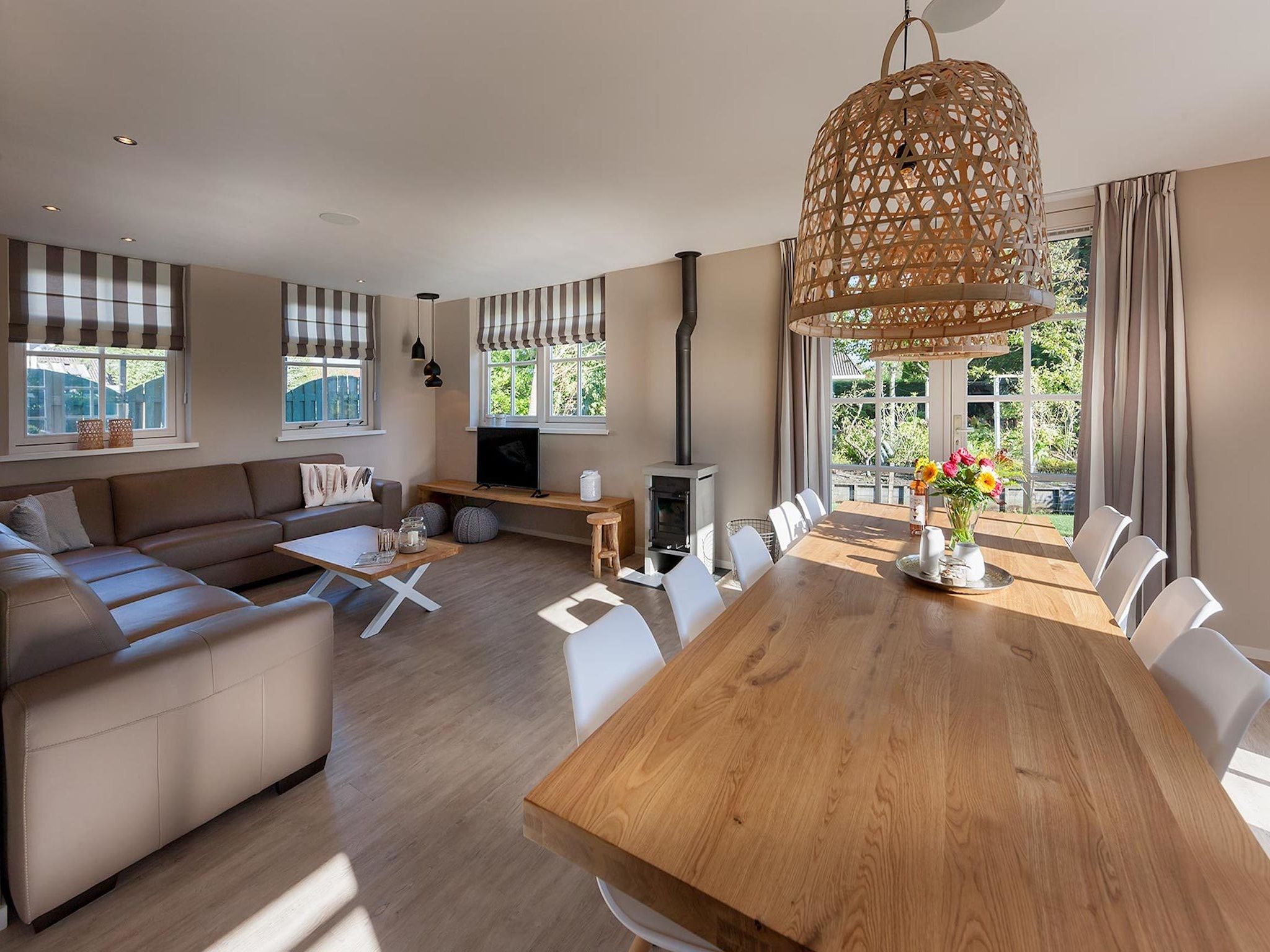 De eetkamer van Bungalowpark de Gouden Spar 5 in Noordwijk