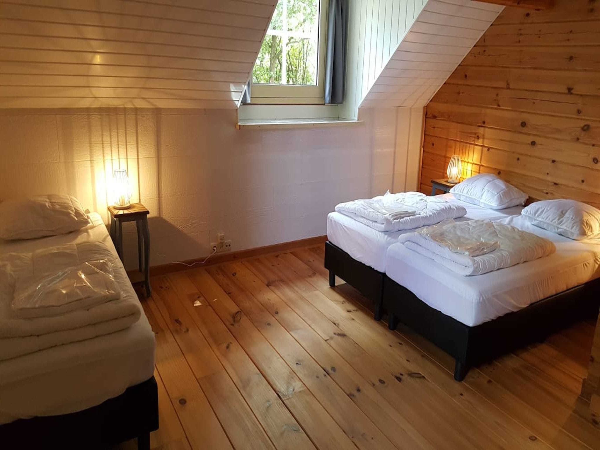 Een slaapkamer van Vakantiepark De Rimboe & De Woeste Hoogte 1 in Hoenderloo