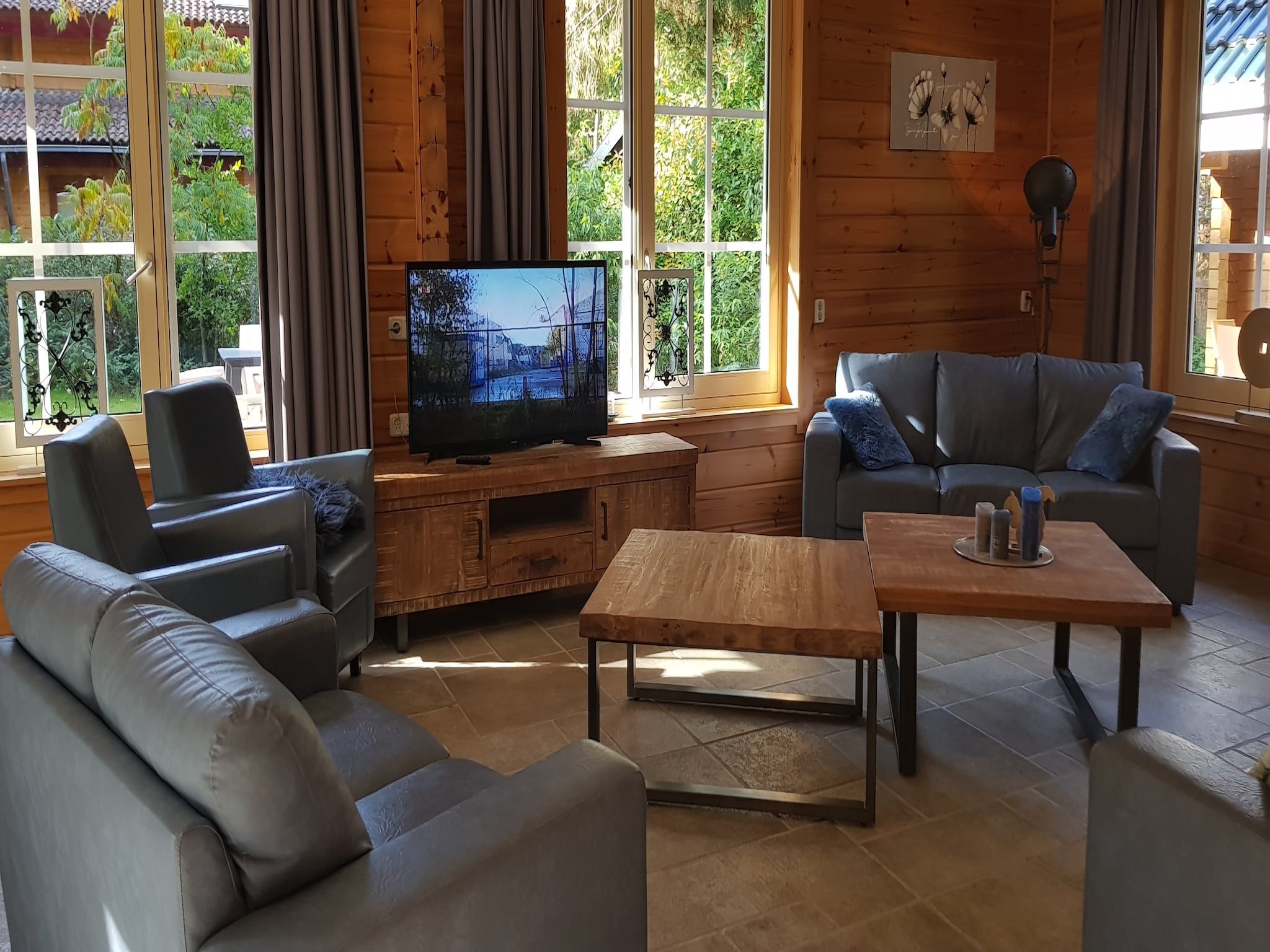 De woonkamer van Vakantiepark De Rimboe & De Woeste Hoogte 1 in Hoenderloo