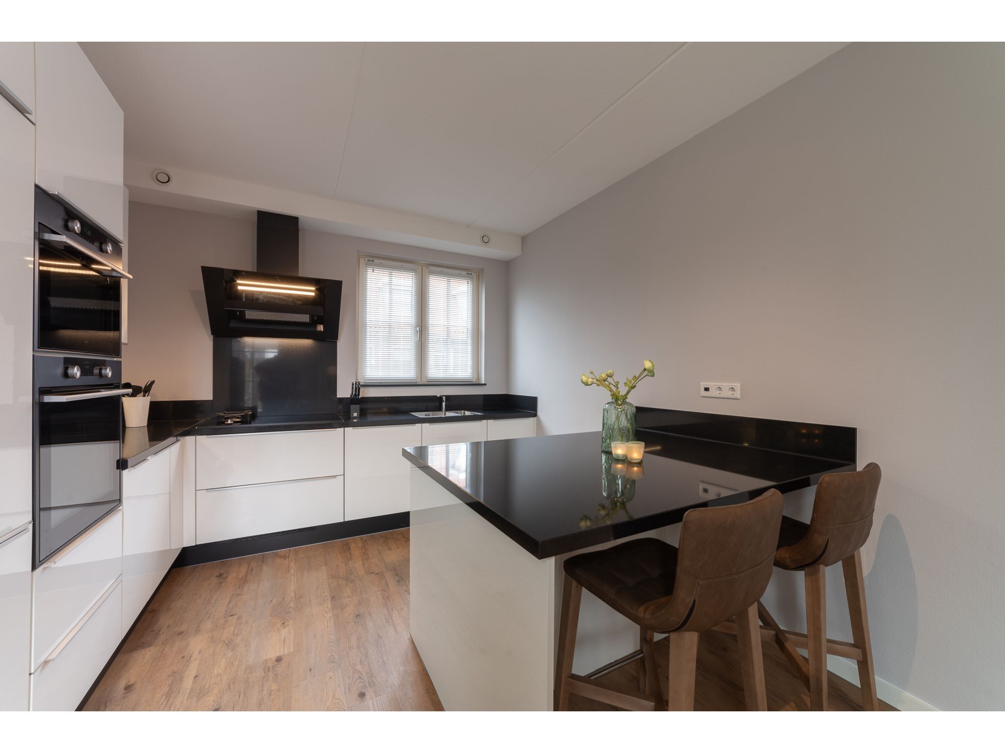 De keuken van 8 pers met jacuzzi in Colijnsplaat