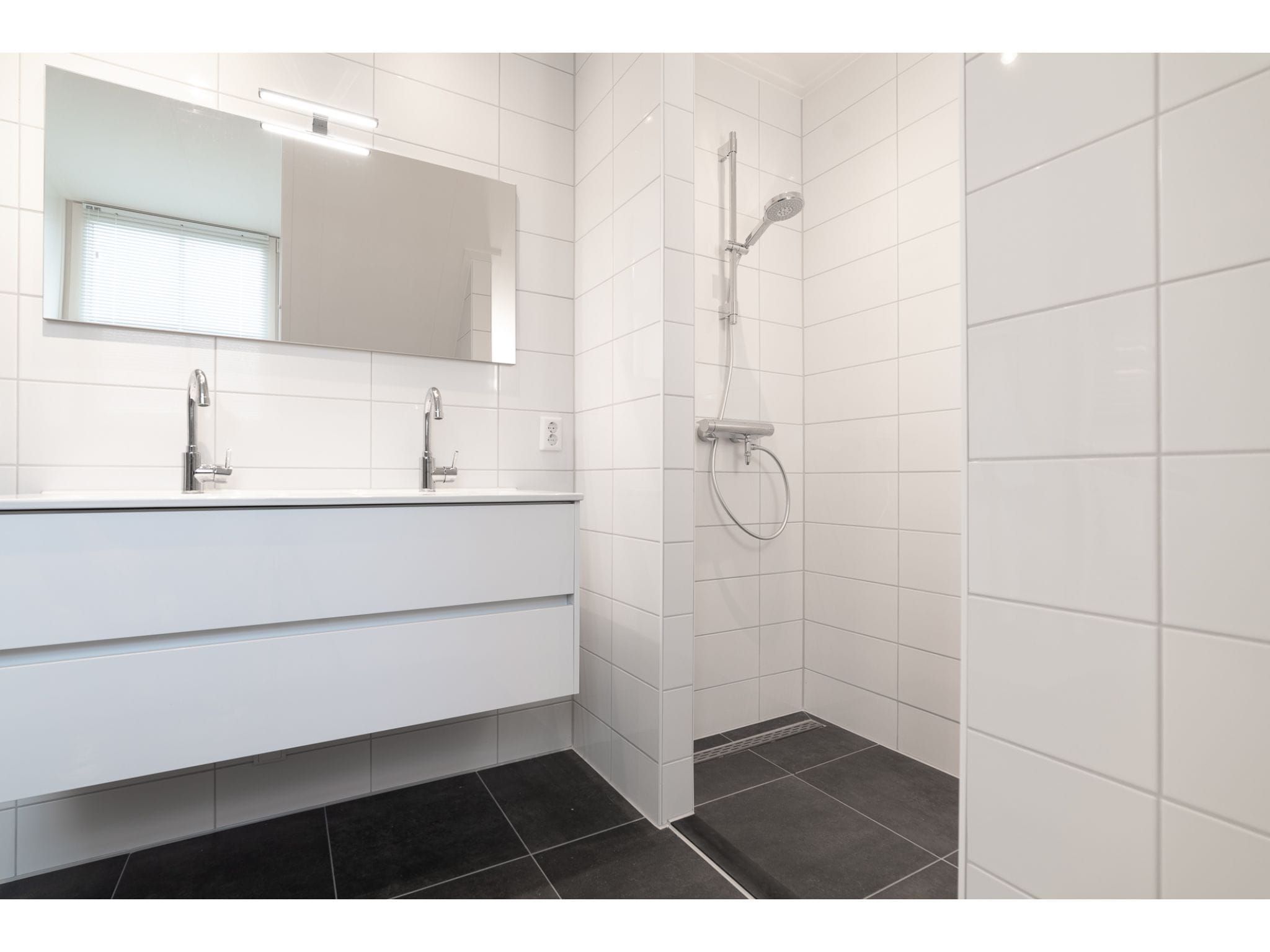 De badkamer van 8 pers met jacuzzi in Colijnsplaat