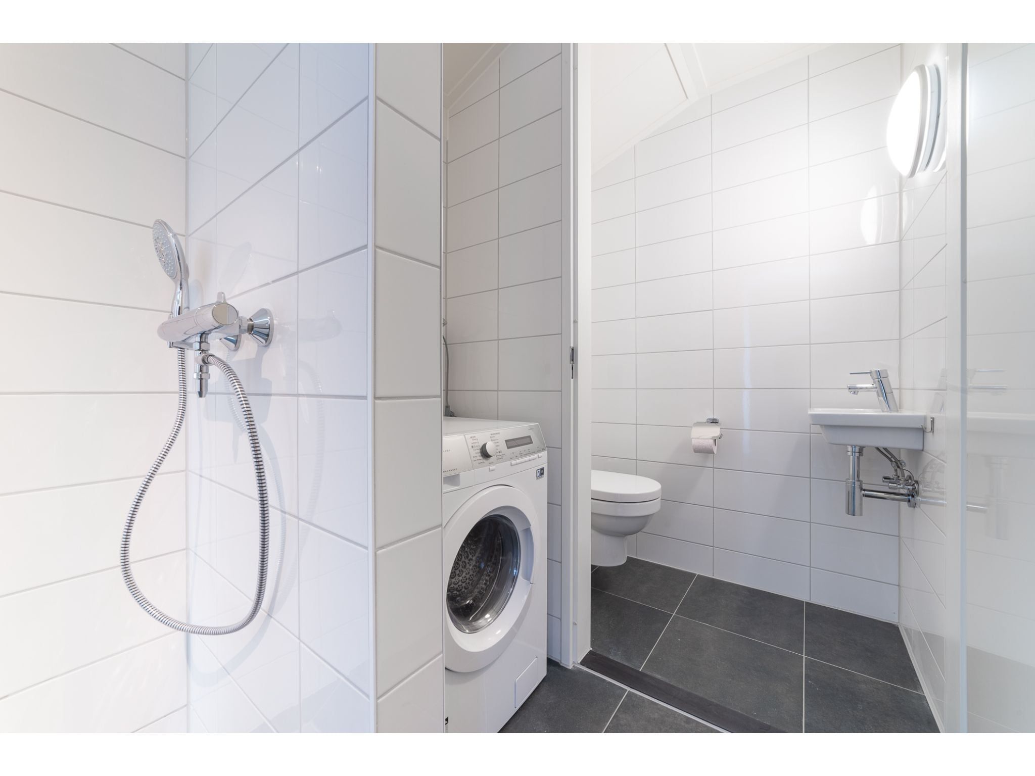 De badkamer van 8 pers met jacuzzi in Colijnsplaat