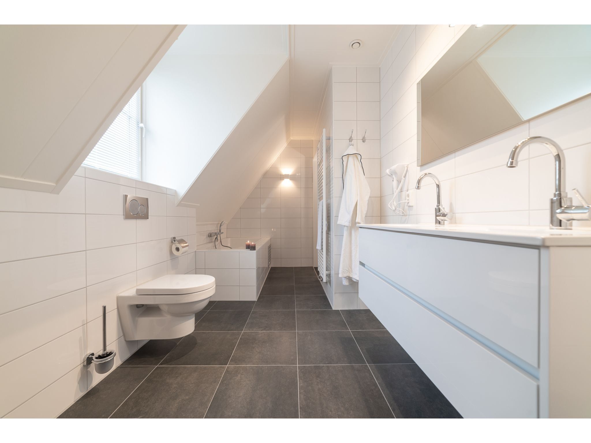 De badkamer van 8 pers met jacuzzi in Colijnsplaat