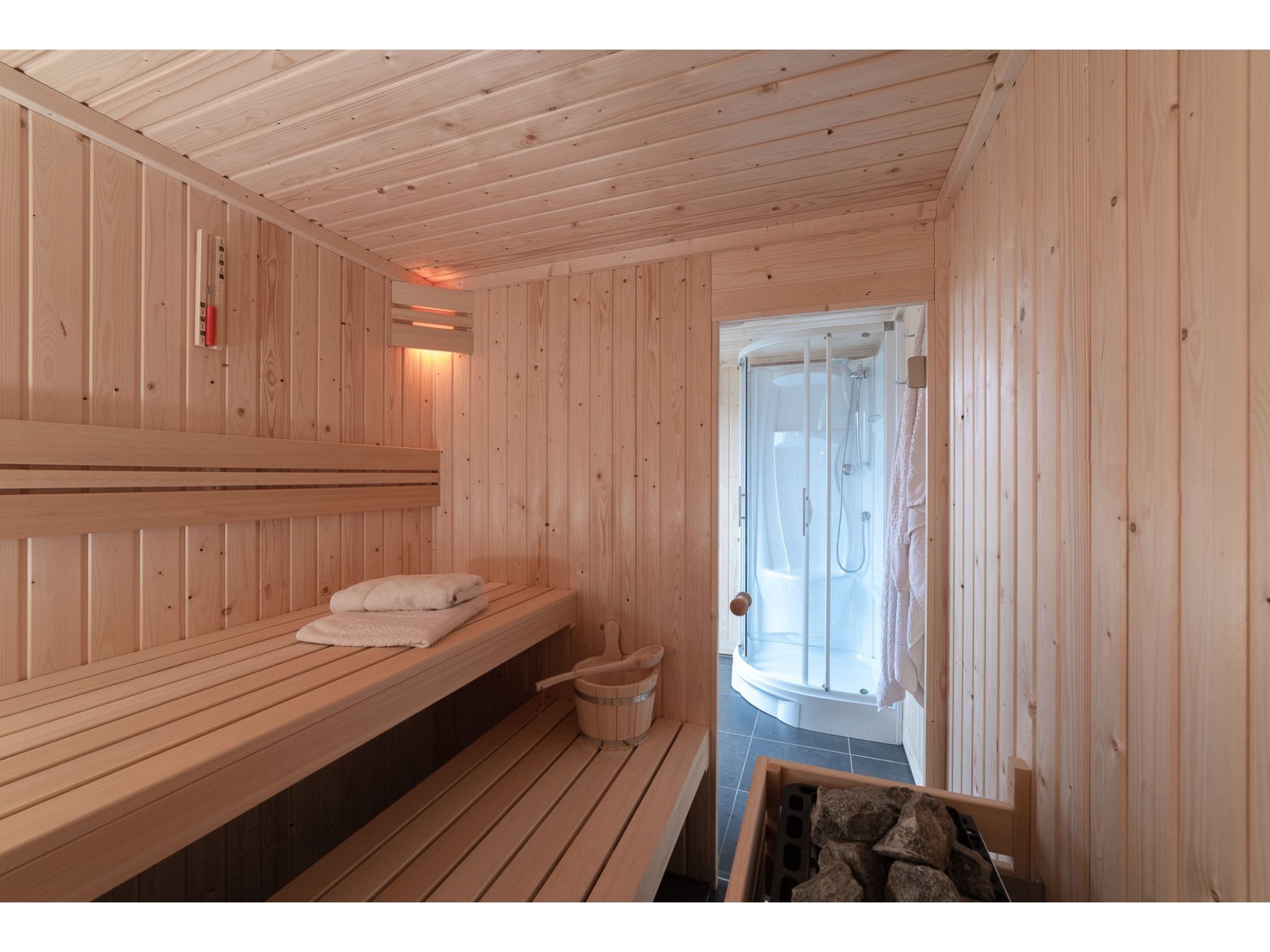 Wellness bij 8 pers met jacuzzi in Colijnsplaat