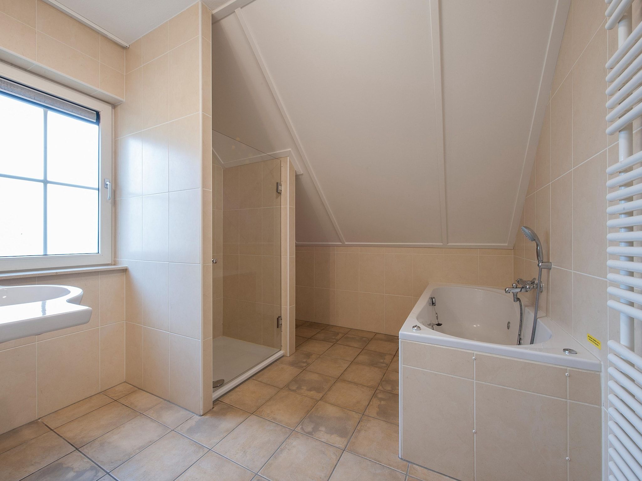 De badkamer van Vakantiepark Weerterbergen 5 in Weert