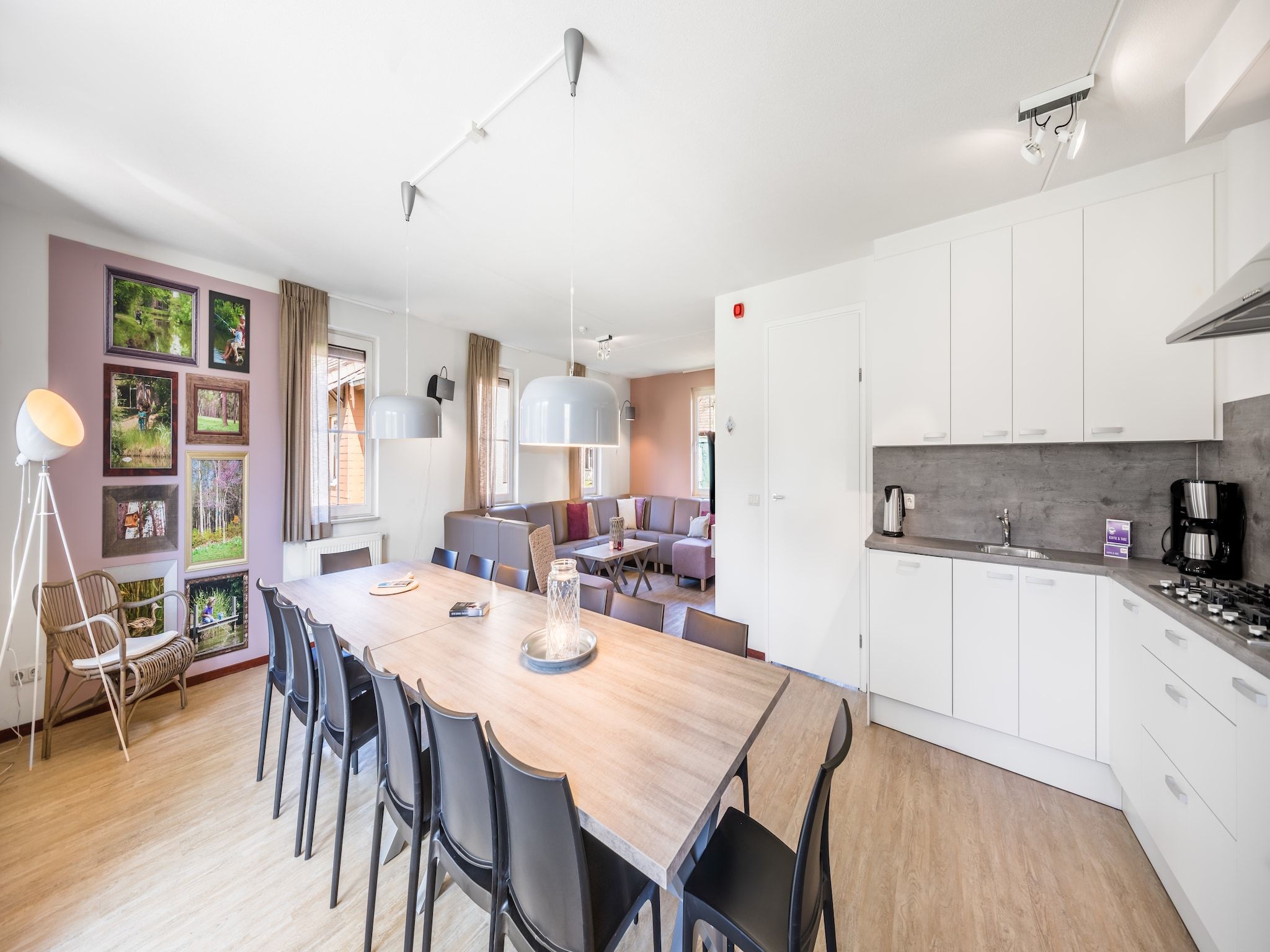 De eetkamer van Vakantiepark Weerterbergen 6 in Weert