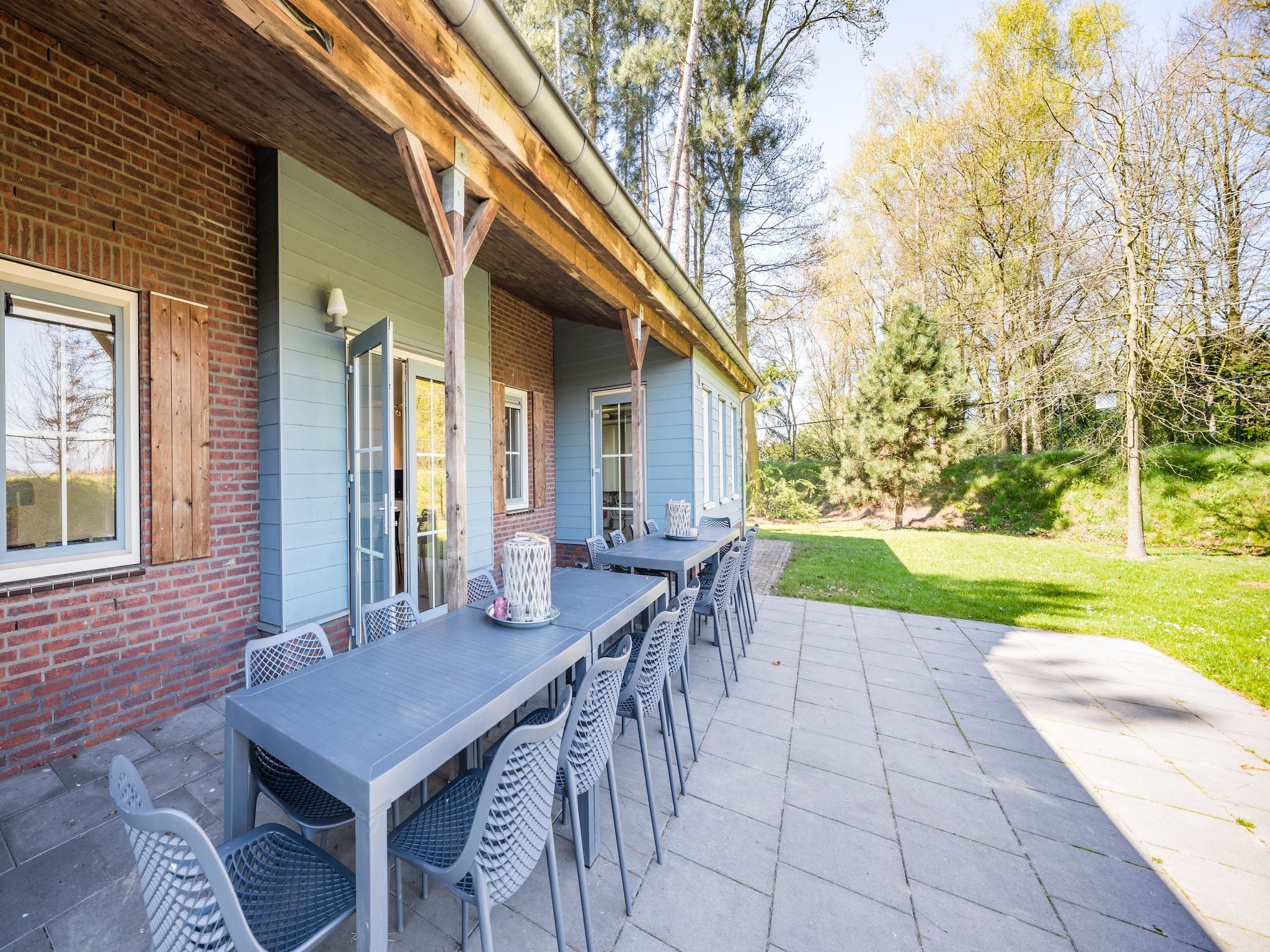Het terras van Vakantiepark Weerterbergen 7 in Weert