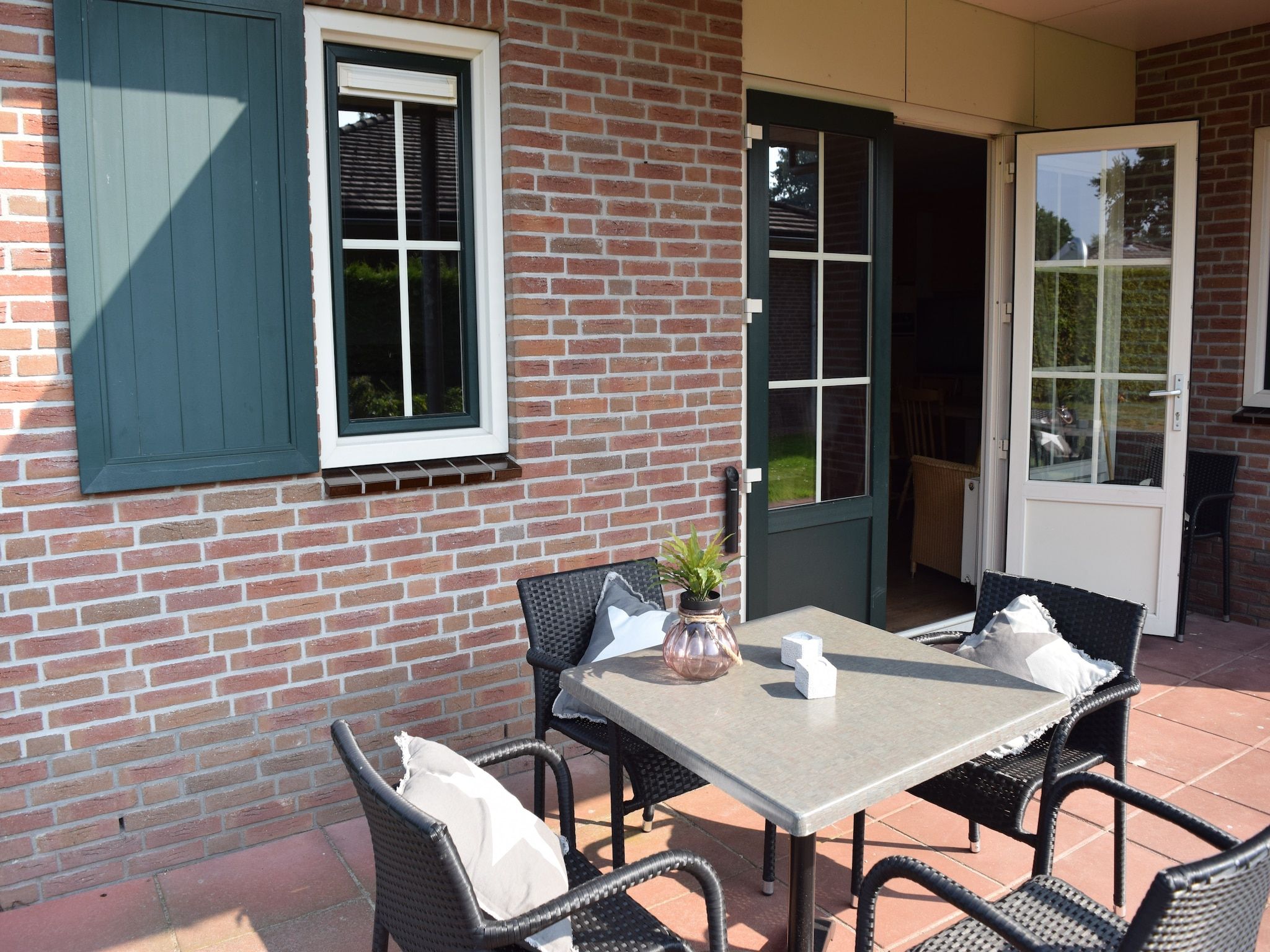 Het terras van Recreatiepark de Boshoek 12 in Voorthuizen