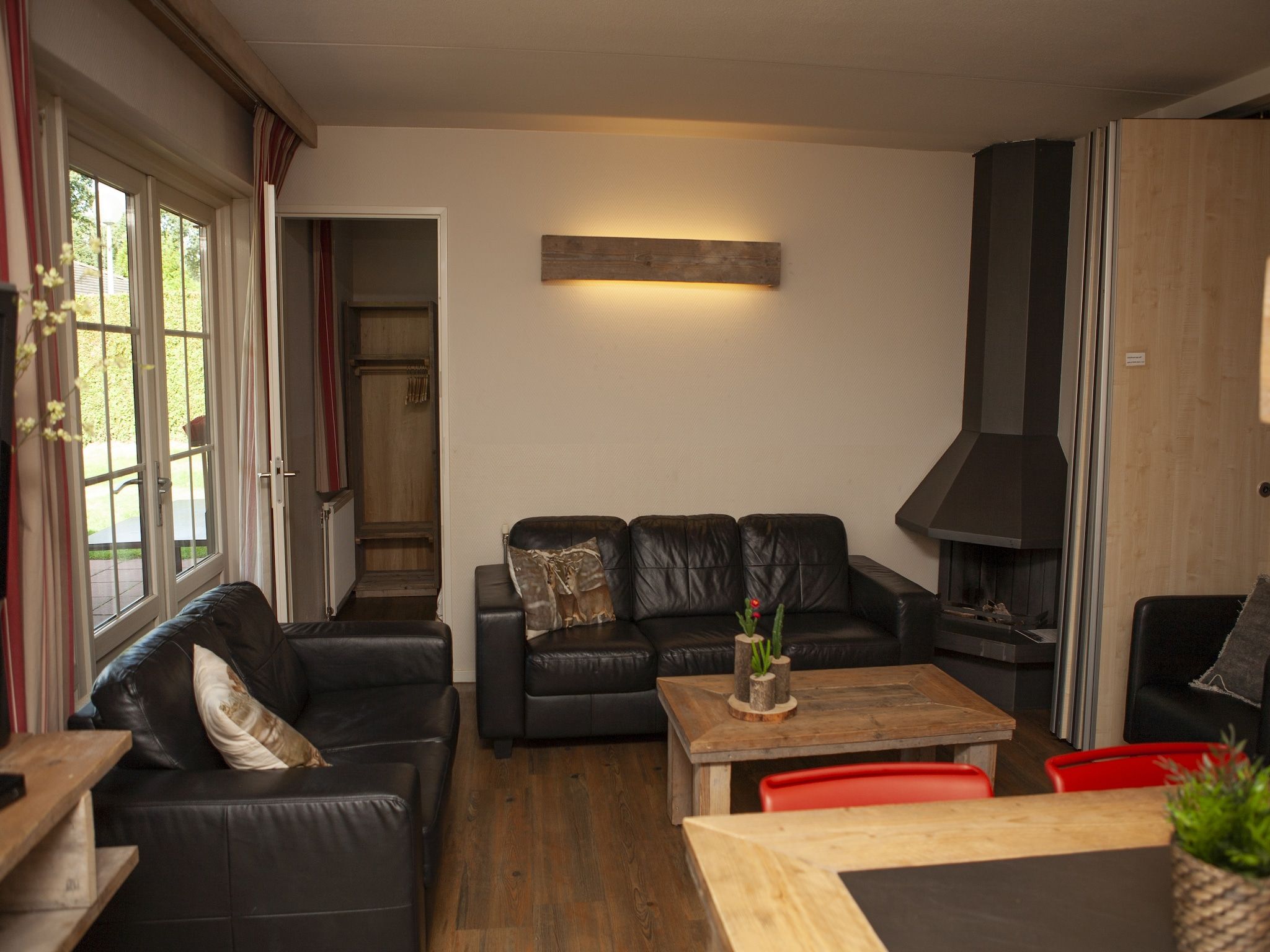 De woonkamer van Recreatiepark de Boshoek 15 in Voorthuizen