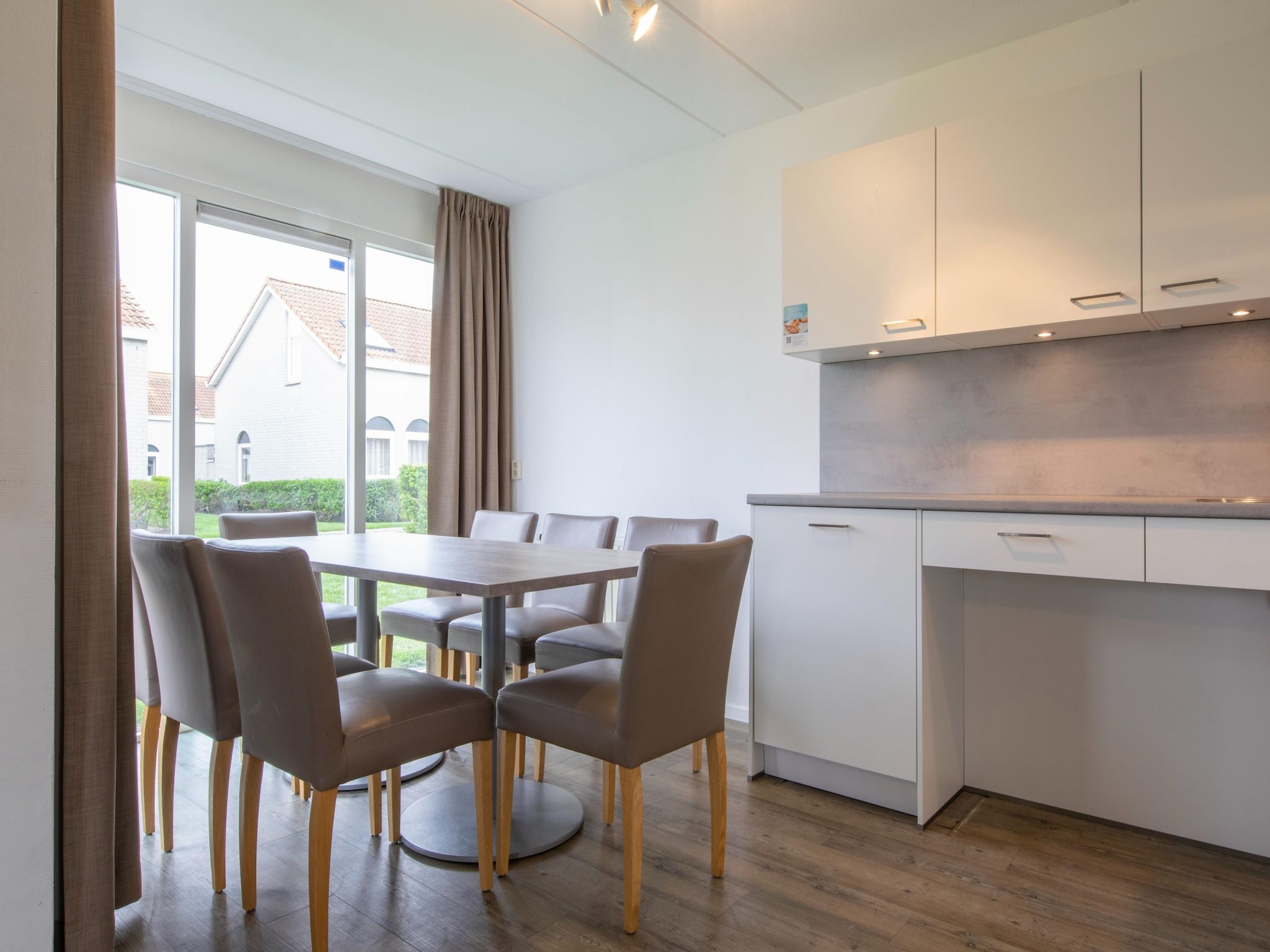 De eetkamer van Vakantiepark de Soeten Haert 17 in Renesse