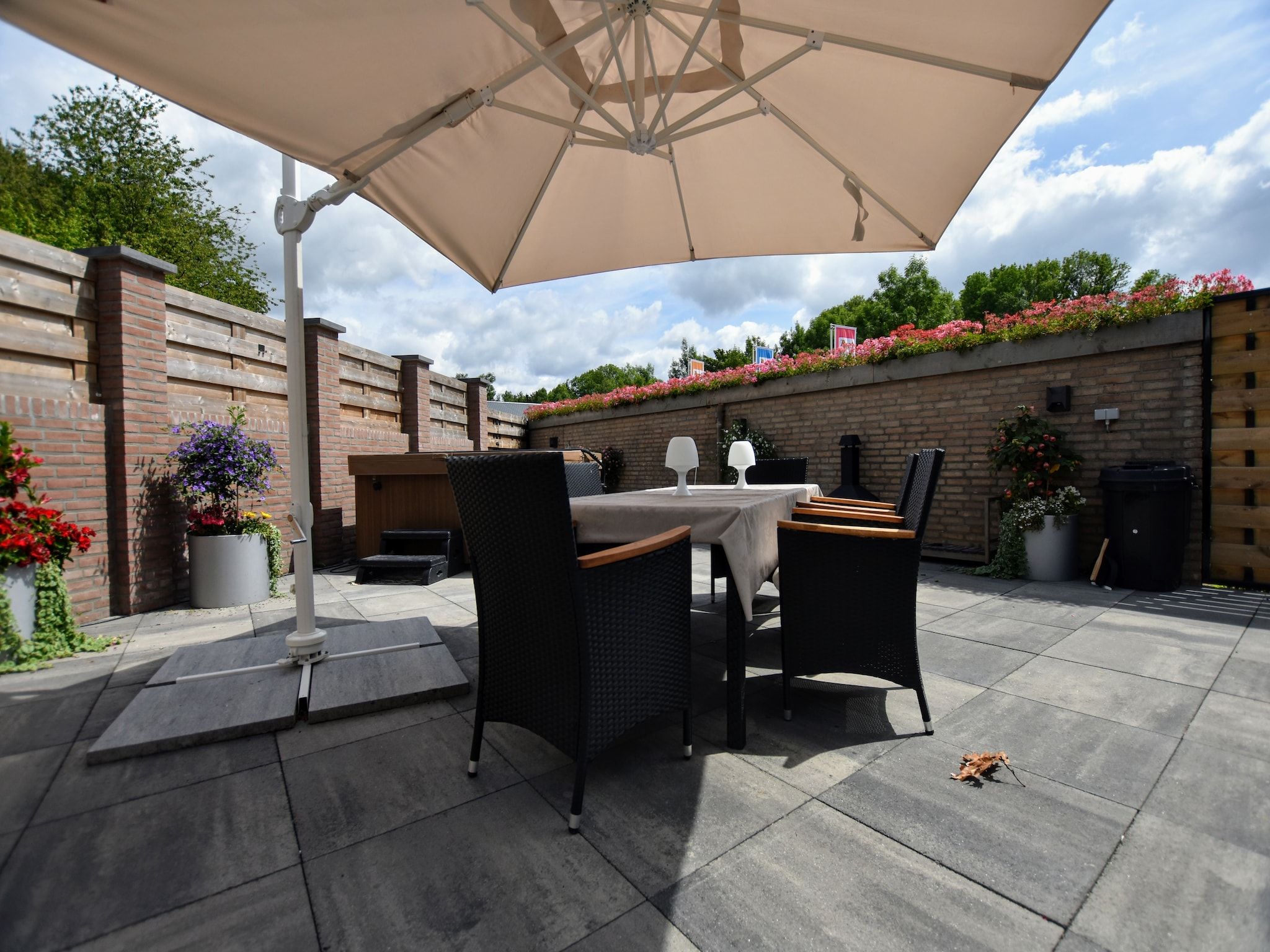 Het terras van Geulhuisje II in Walem