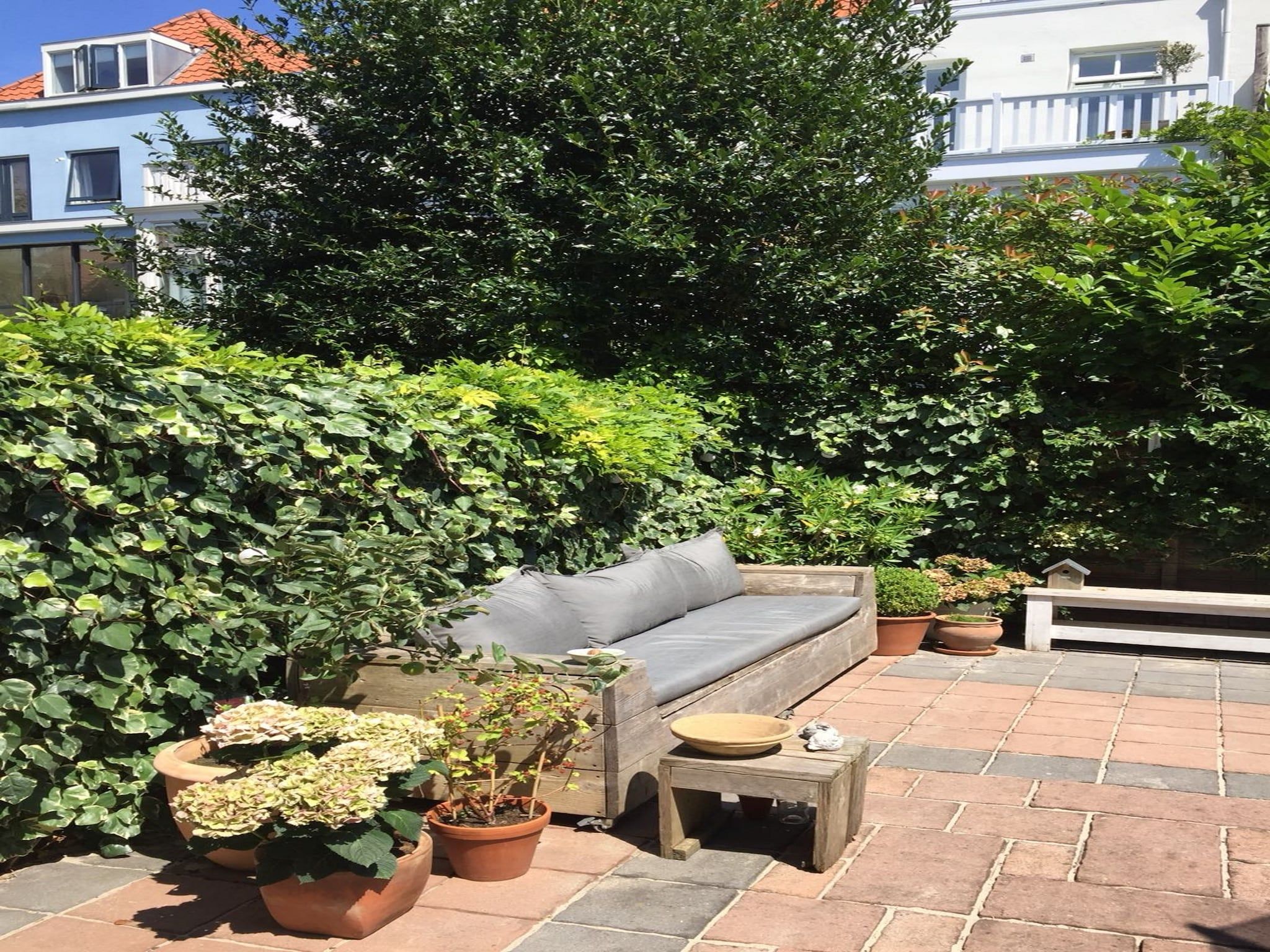De tuin van Huize Columbus in Den Haag