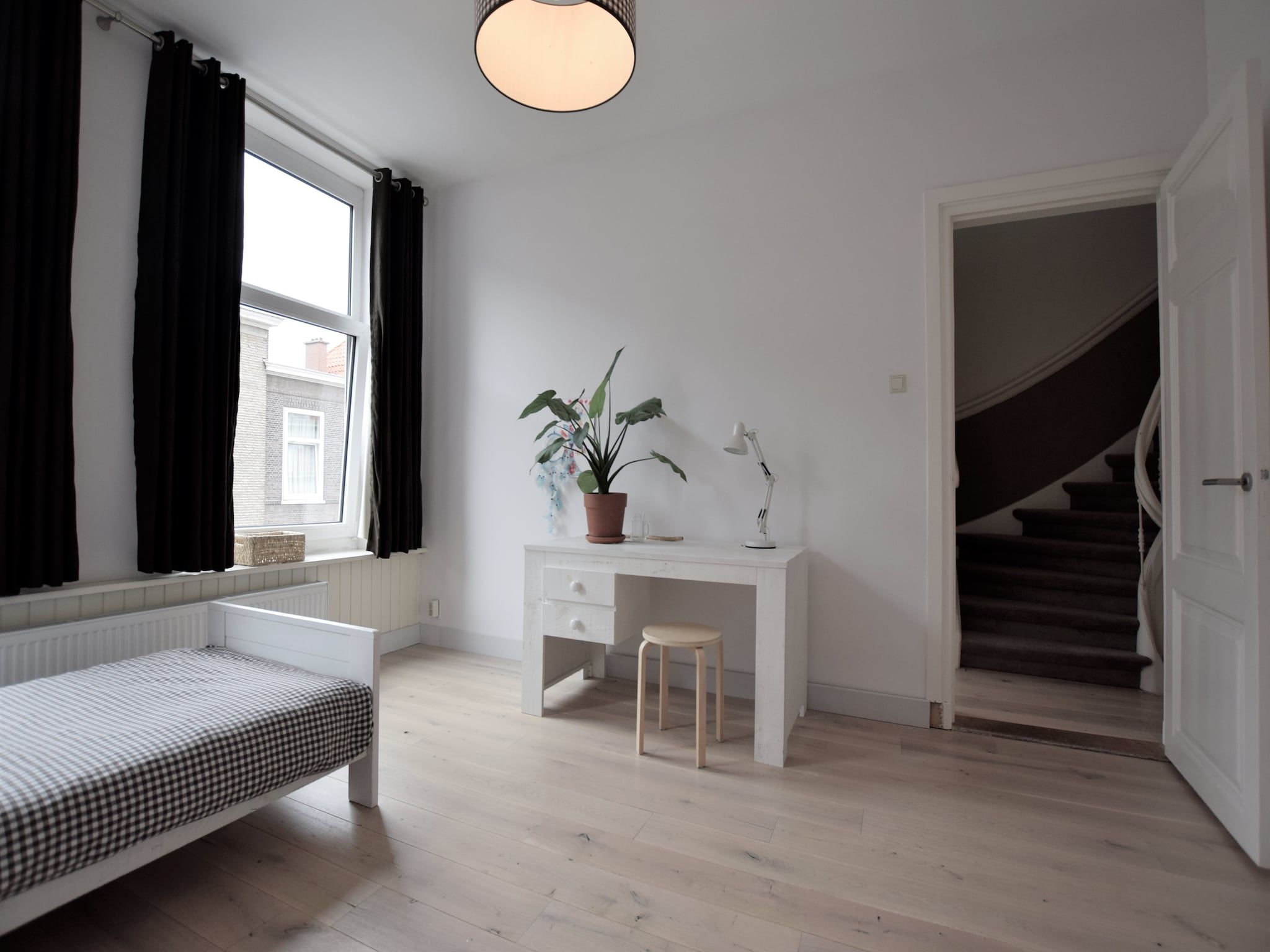 Een slaapkamer van Huize Columbus in Den Haag