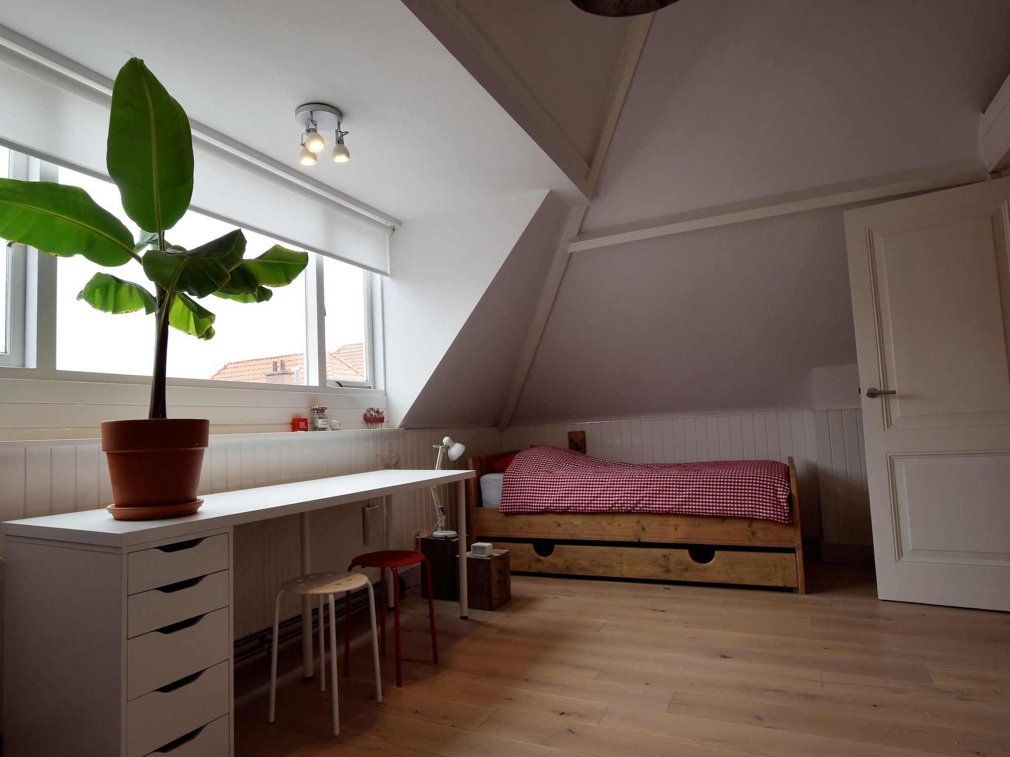 Een slaapkamer van Huize Columbus in Den Haag